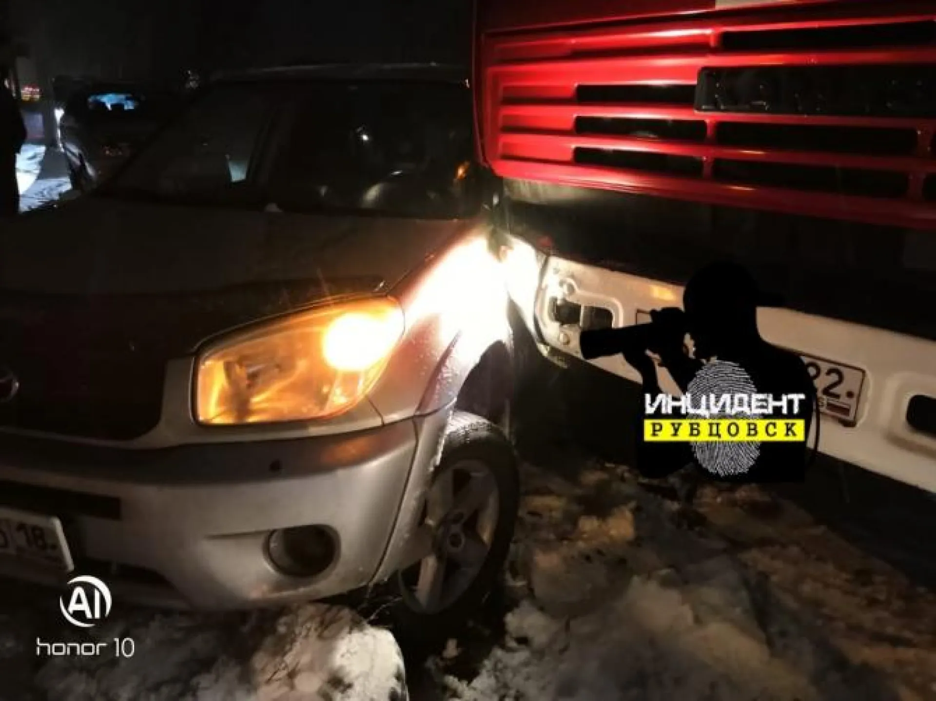 Пожарный автомобиль протаранил легковушку в Алтайском крае 