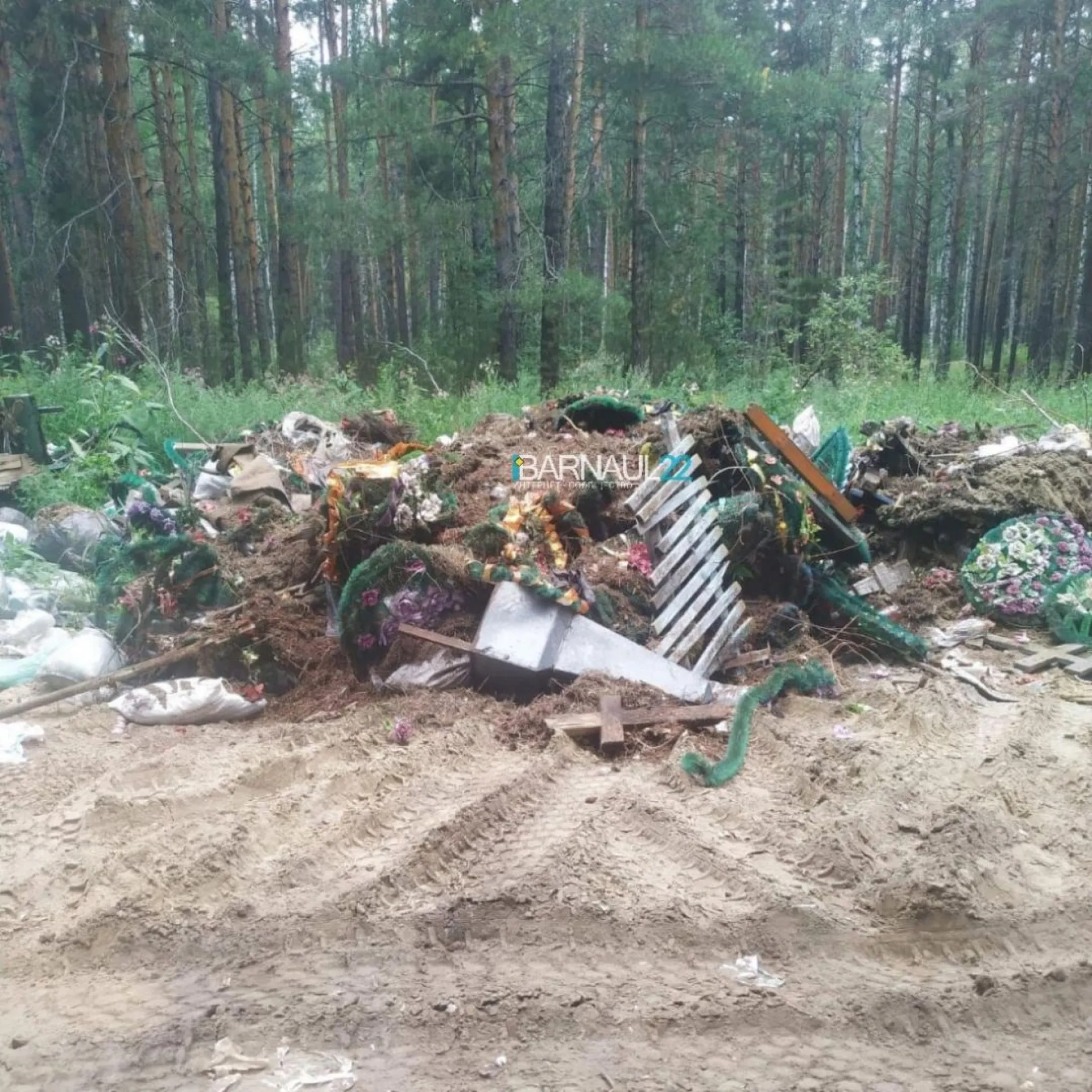Жители одного из сел Алтайского края возмущаются вывозу мусора с кладбища к местному лесу