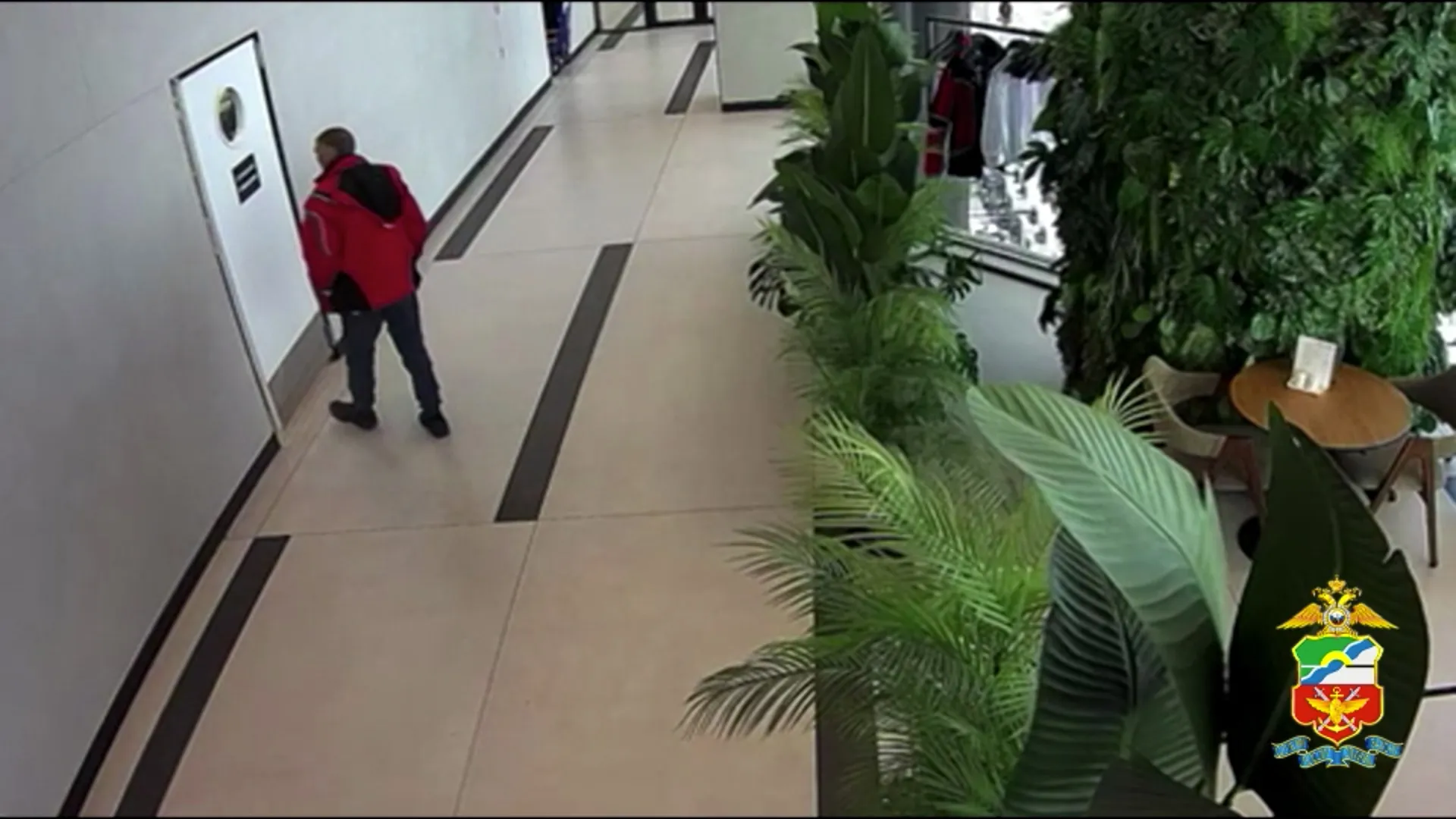 Жителя Новокузнецка подозревают в краже телефона в аэропорту Новосибирска. Накануне его задержали в Бийске