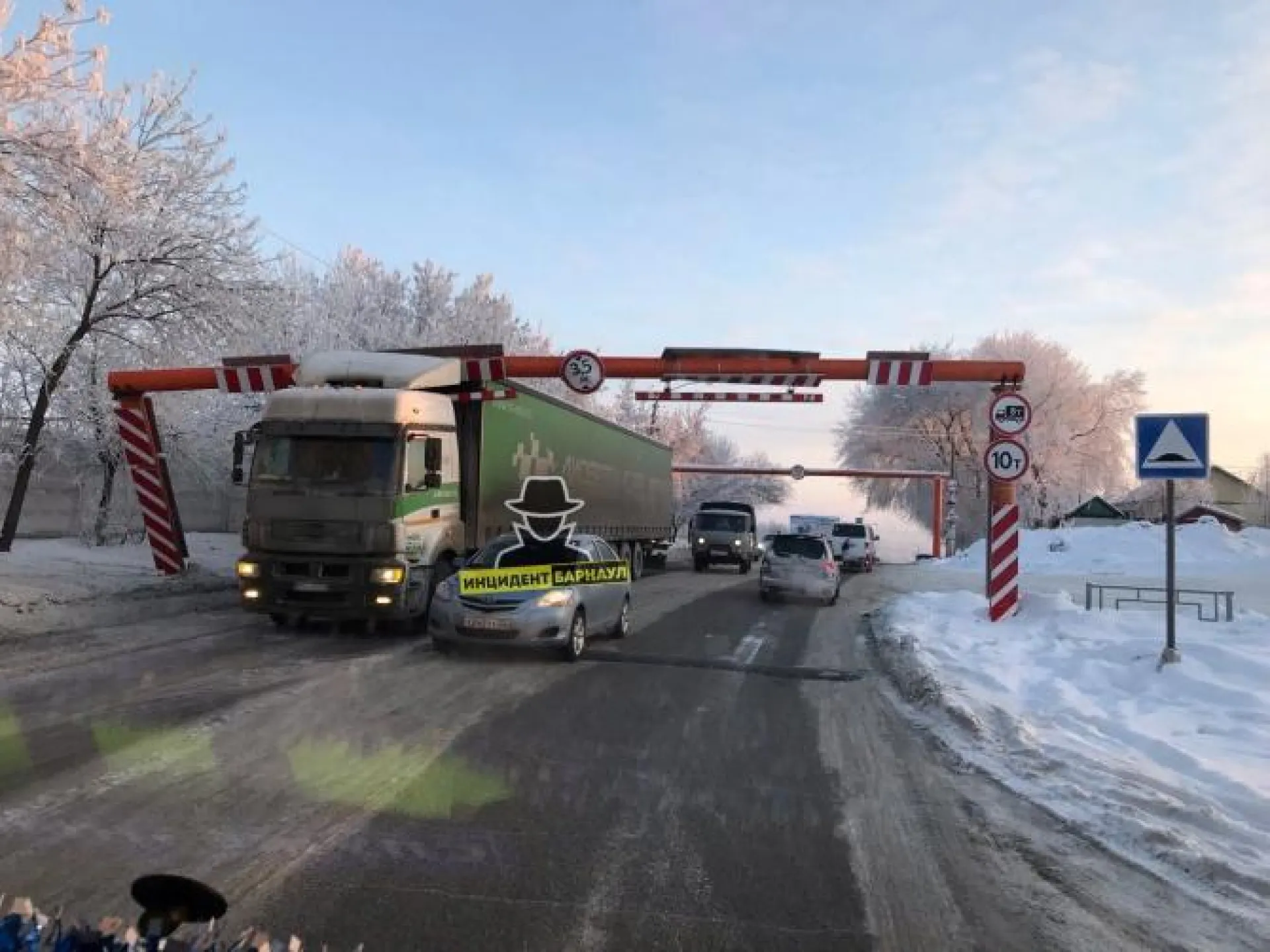 Соцсети: грузовик снёс ограждение при въезде на старый мост в Барнауле