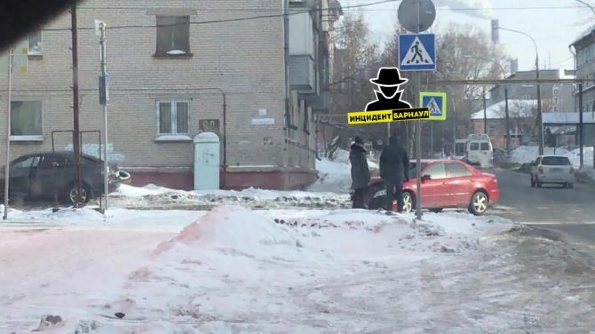 Девочку с отцом сбили на пешеходном переходе в Барнауле Девочку с отцом сбили на пешеходном переходе в Барнауле