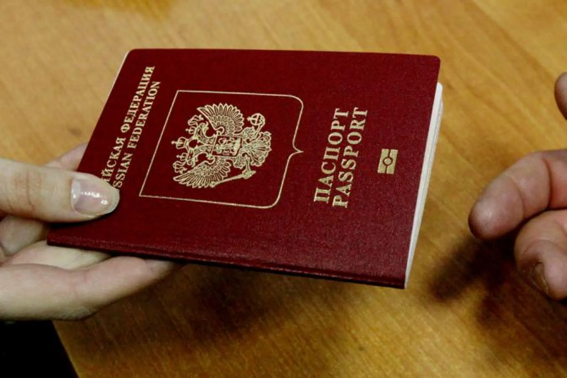 Новый загранпаспорт с биометрическим чипом подорожал в России