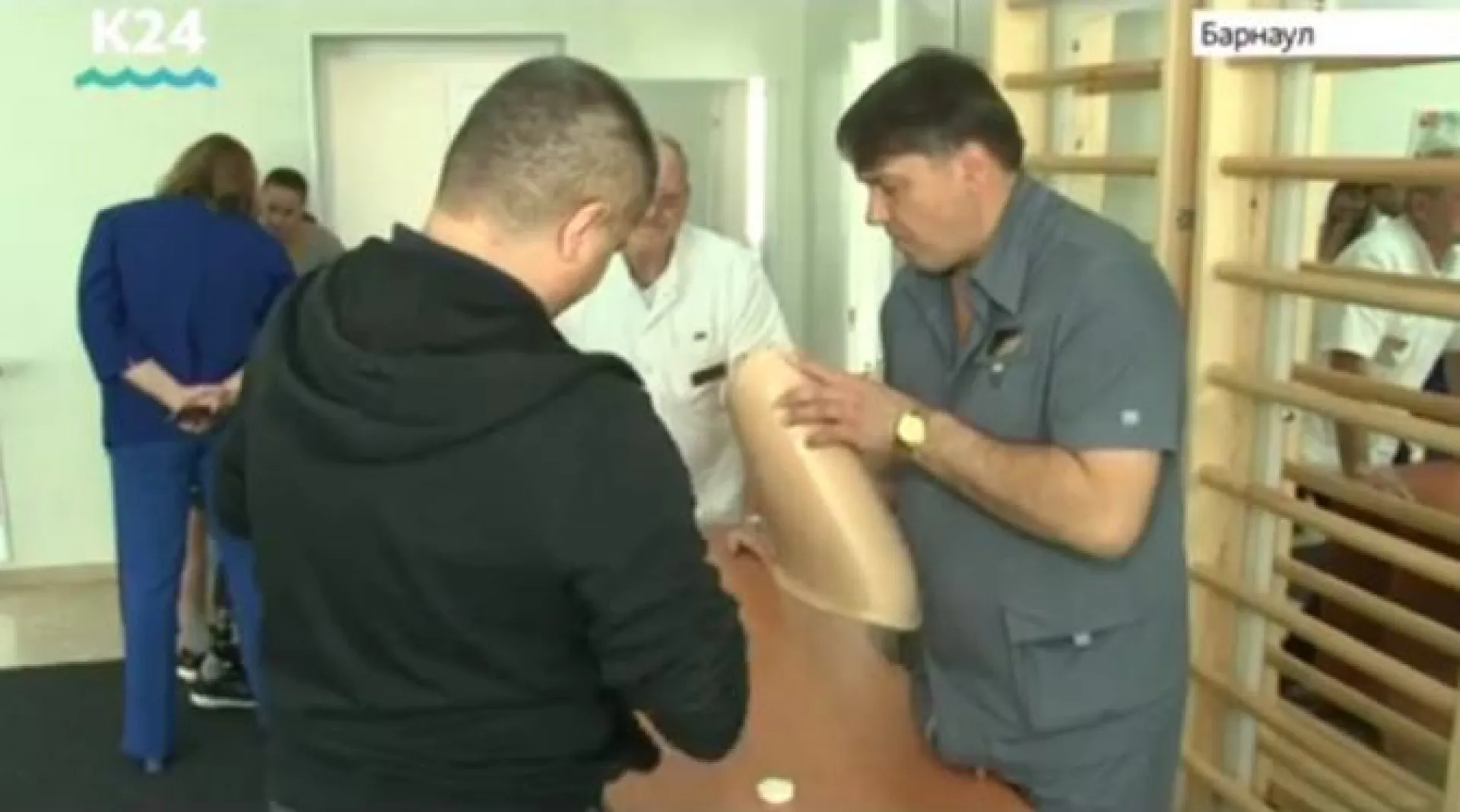 Инновационный протез ног, которым можно управлять со смартфона, привезли в Алтайский край