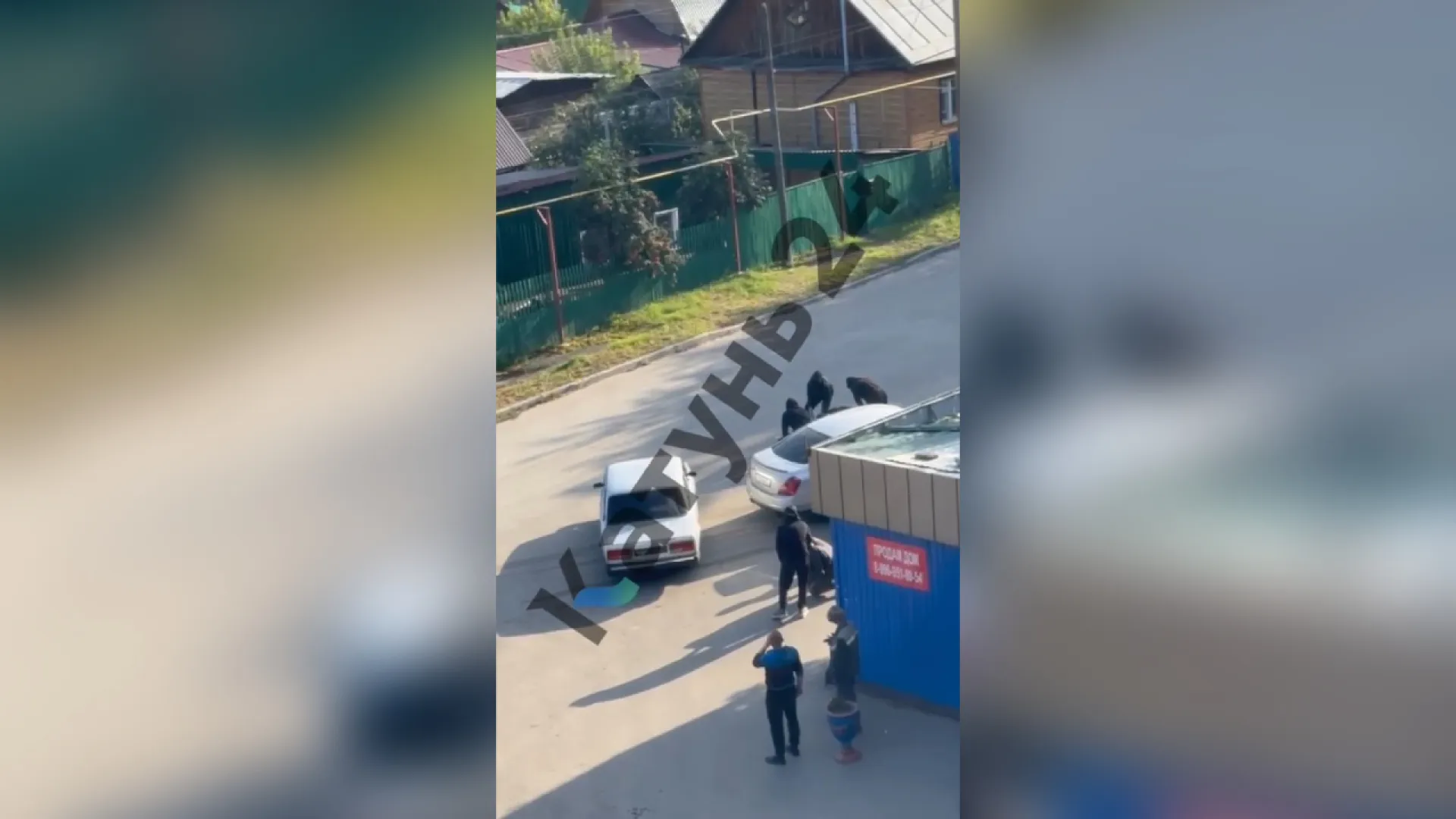 Неизвестные избили и похитили людей в центре Барнаула Неизвестные избили и похитили людей в центре Барнаула