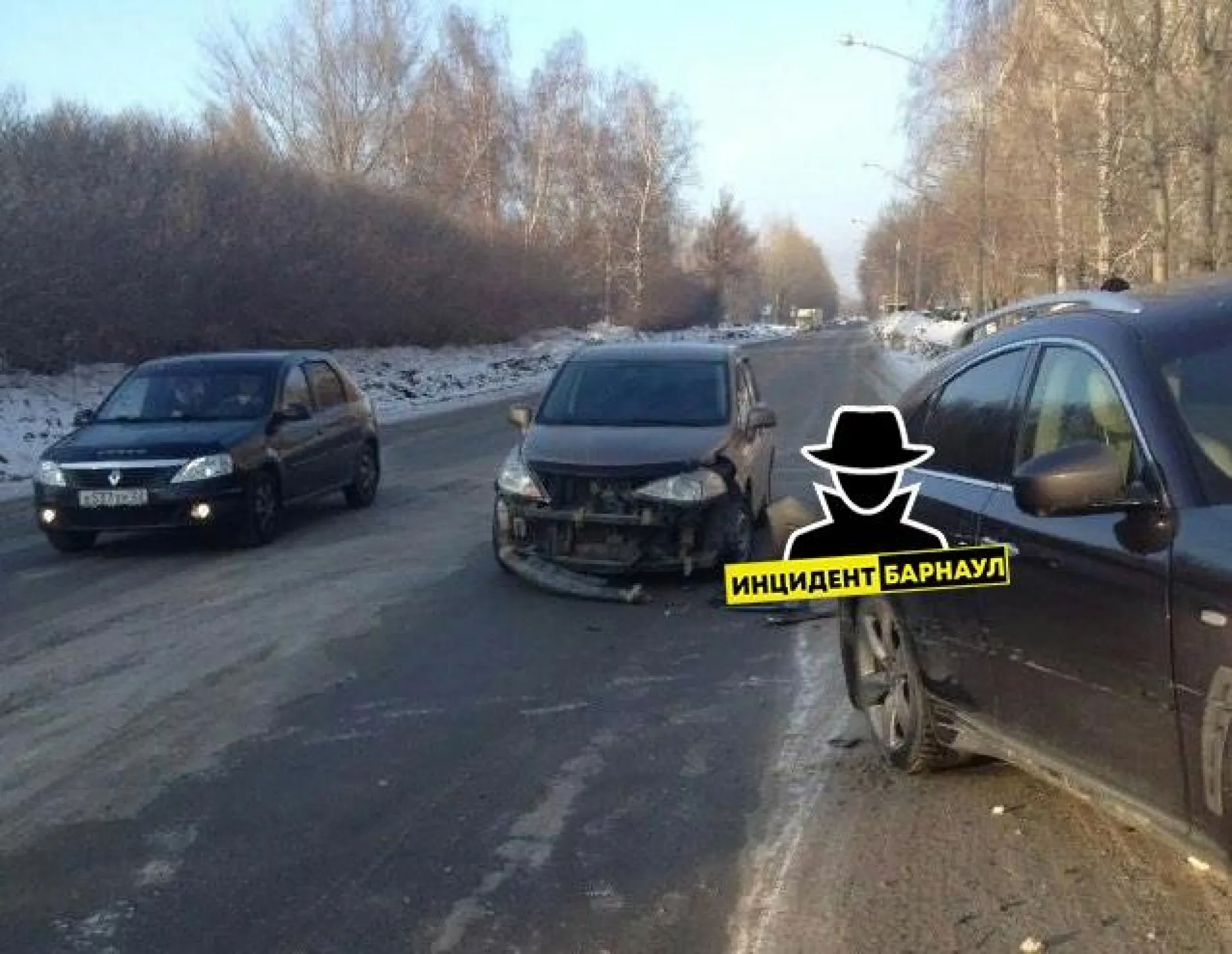 Двойное ДТП: автомобиль Infiniti врезался в столб после столкновения с легковушкой в Барнауле