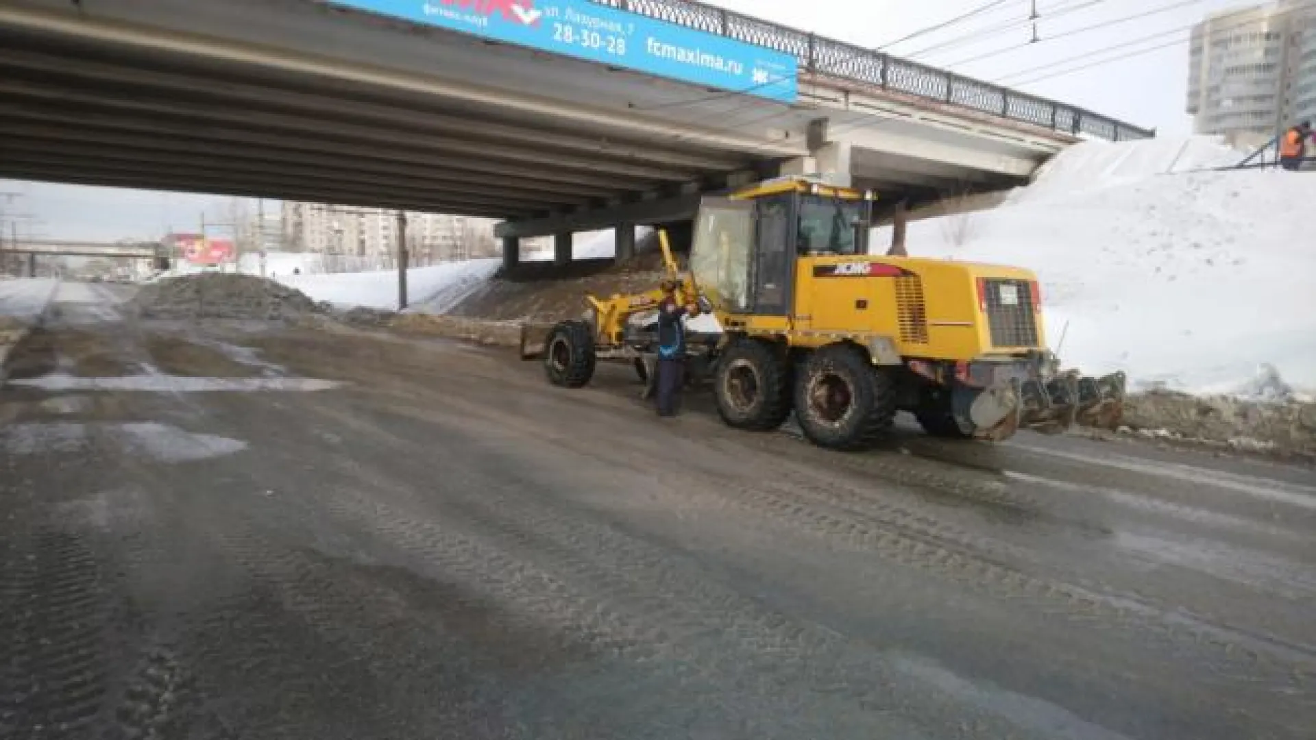 Фото: дорожные службы устраняют последствия прорыва на улице Малахова в Барнауле