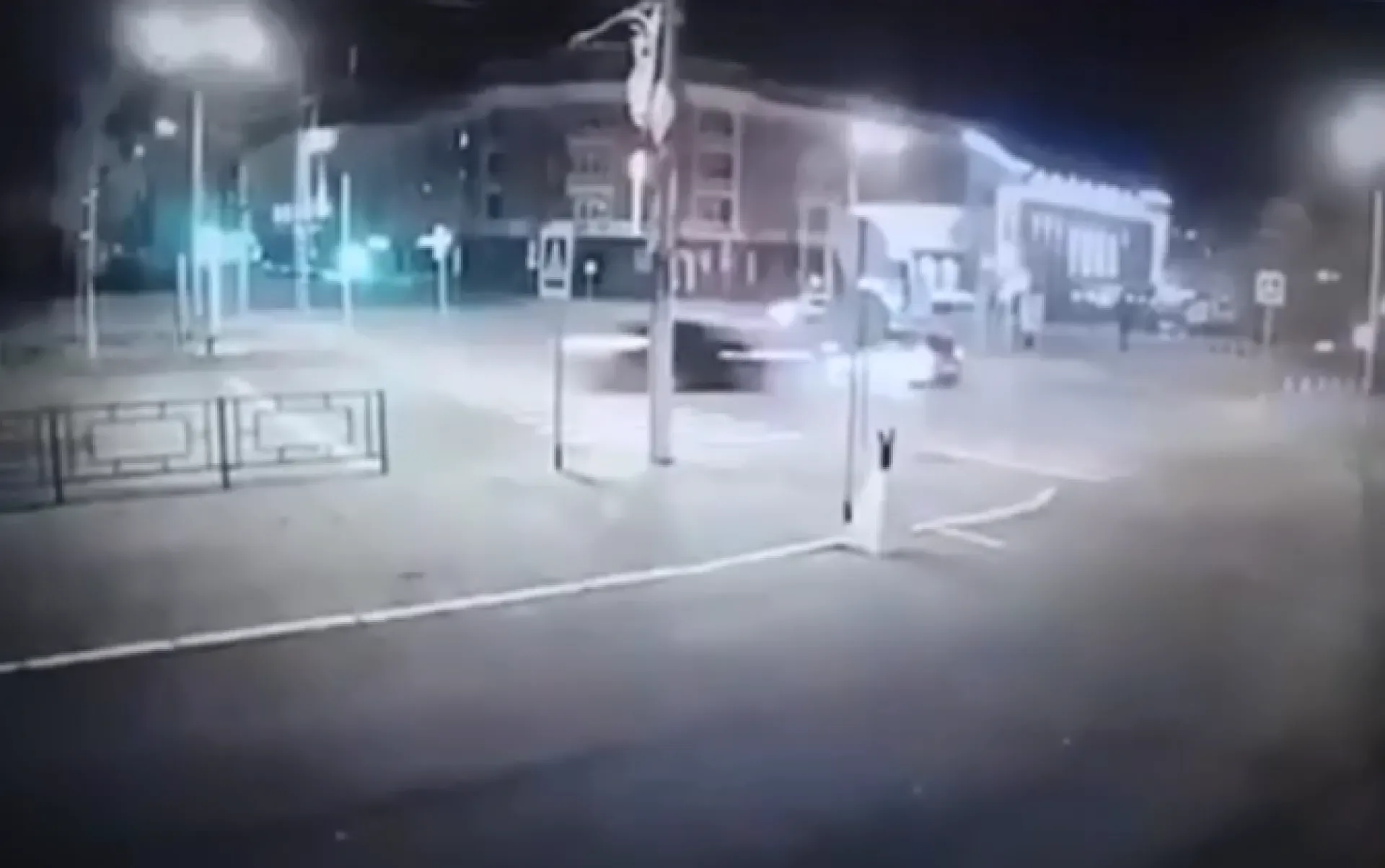 Появилось видео момента столкновения в смертельном ДТП с BMW X6 в Барнауле Появилось видео момента столкновения в смертельном ДТП с BMW X6 в Барнауле