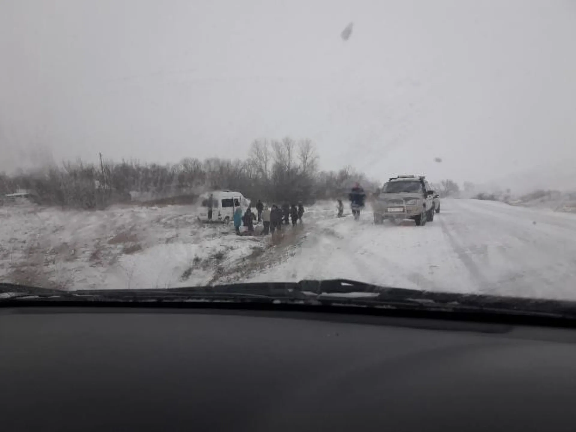 Пассажирский автобус слетел в кювет на алтайской трассе