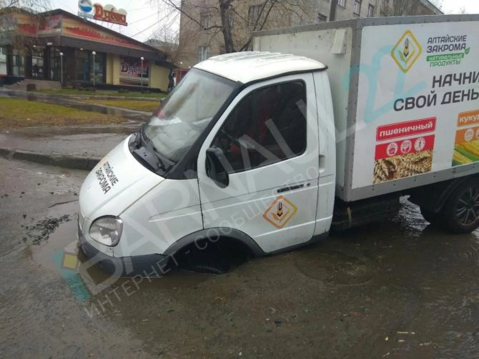 Несколько автомобилей провалились в яму на дороге в Барнауле