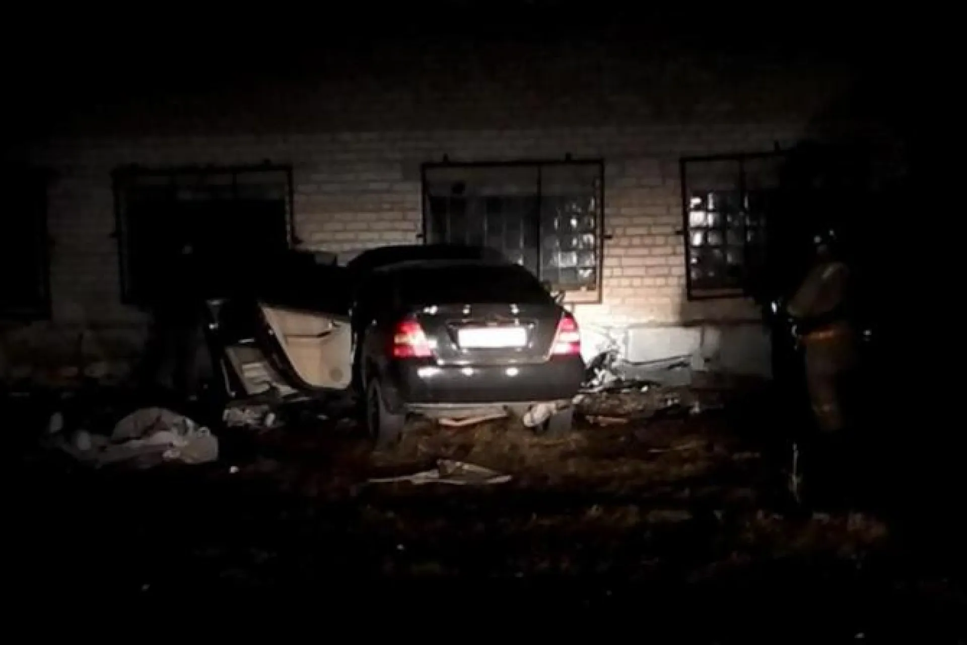 Мужчина погиб в результате столкновения автомобиля со стеной жилого дома в Алтайском крае Мужчина погиб в результате столкновения автомобиля со стеной жилого дома в Алтайском крае