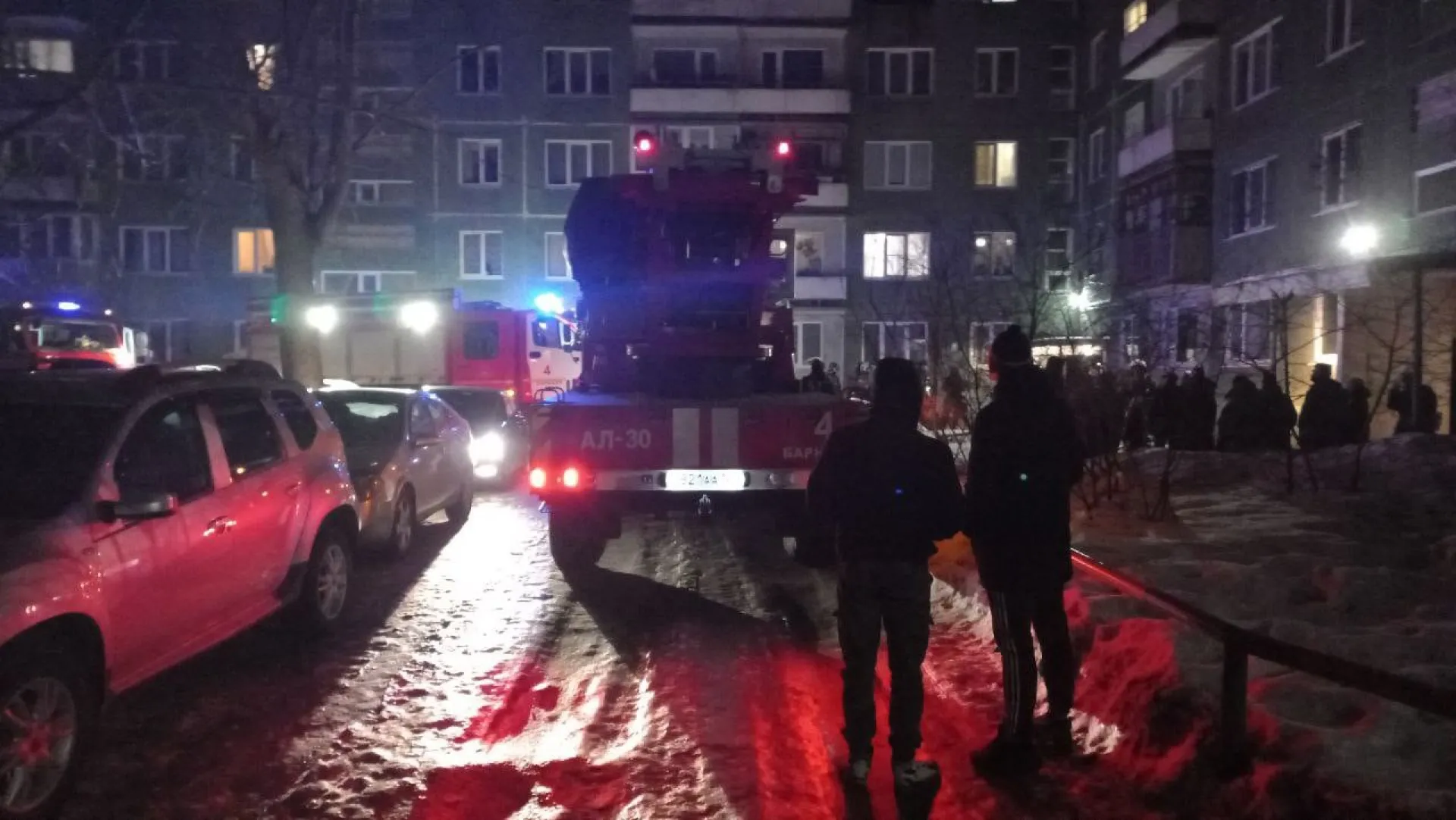 Пожарные спасли из горящего дома в Барнауле трёх человек