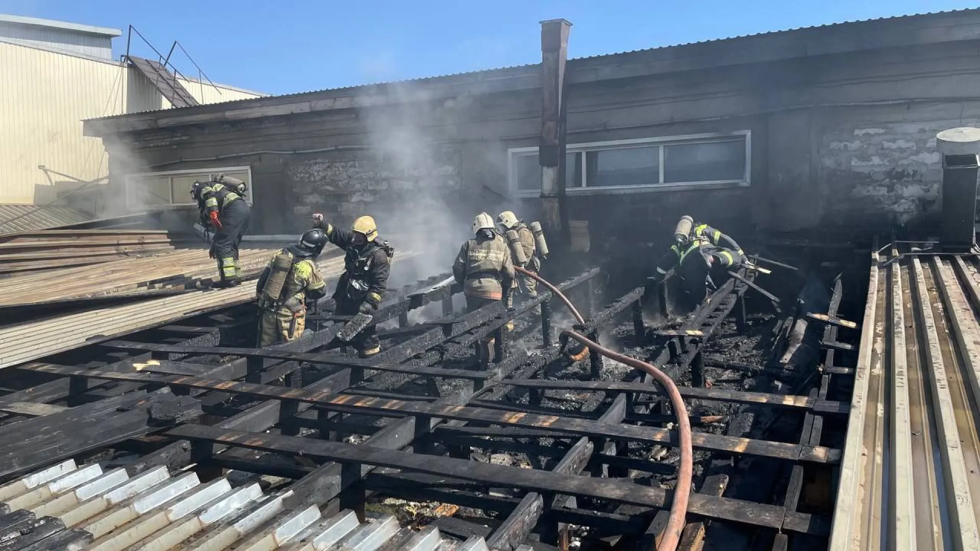 Административное здание загорелось в Барнауле Административное здание загорелось в Барнауле