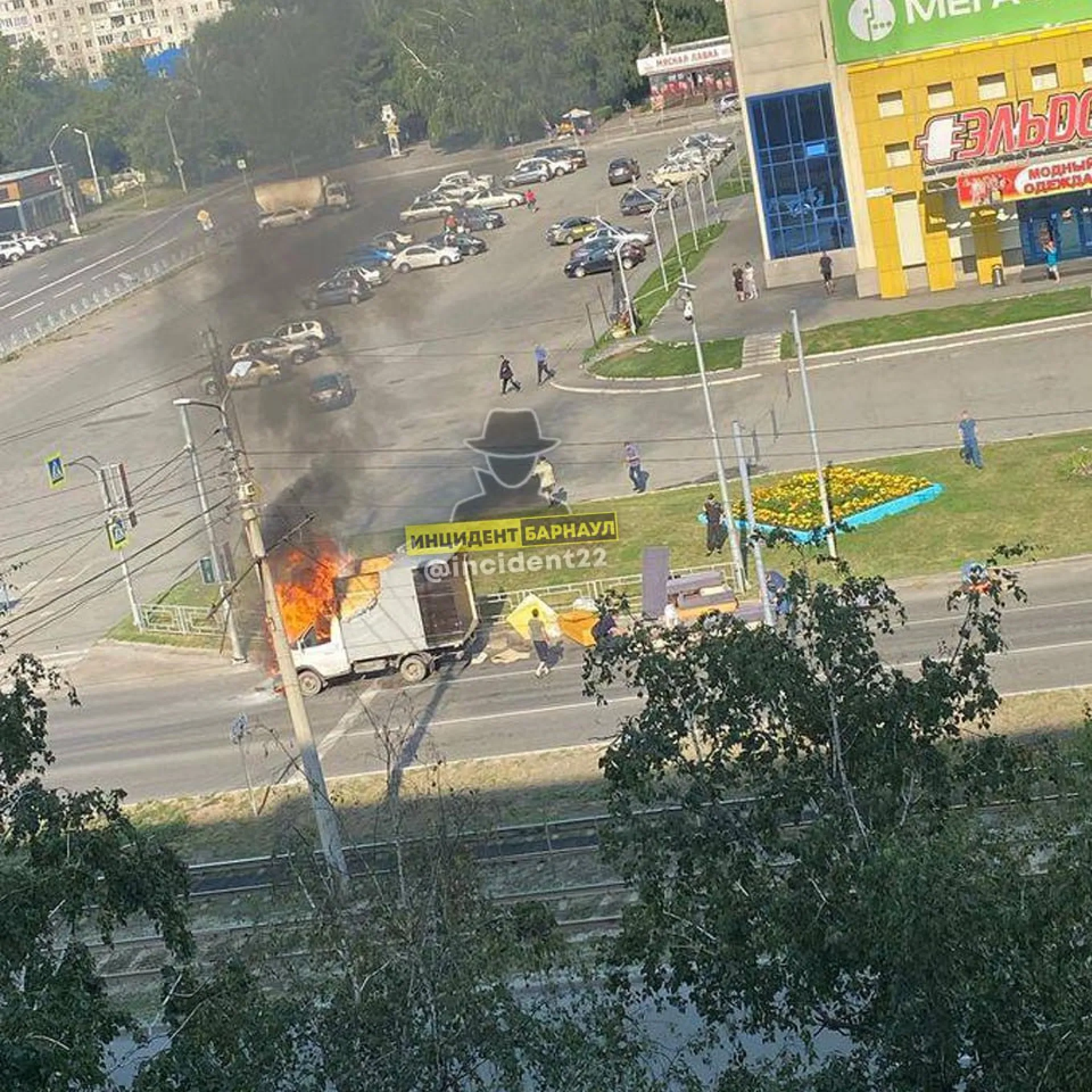 Автомобиль загорелся на одной из улиц Барнаула