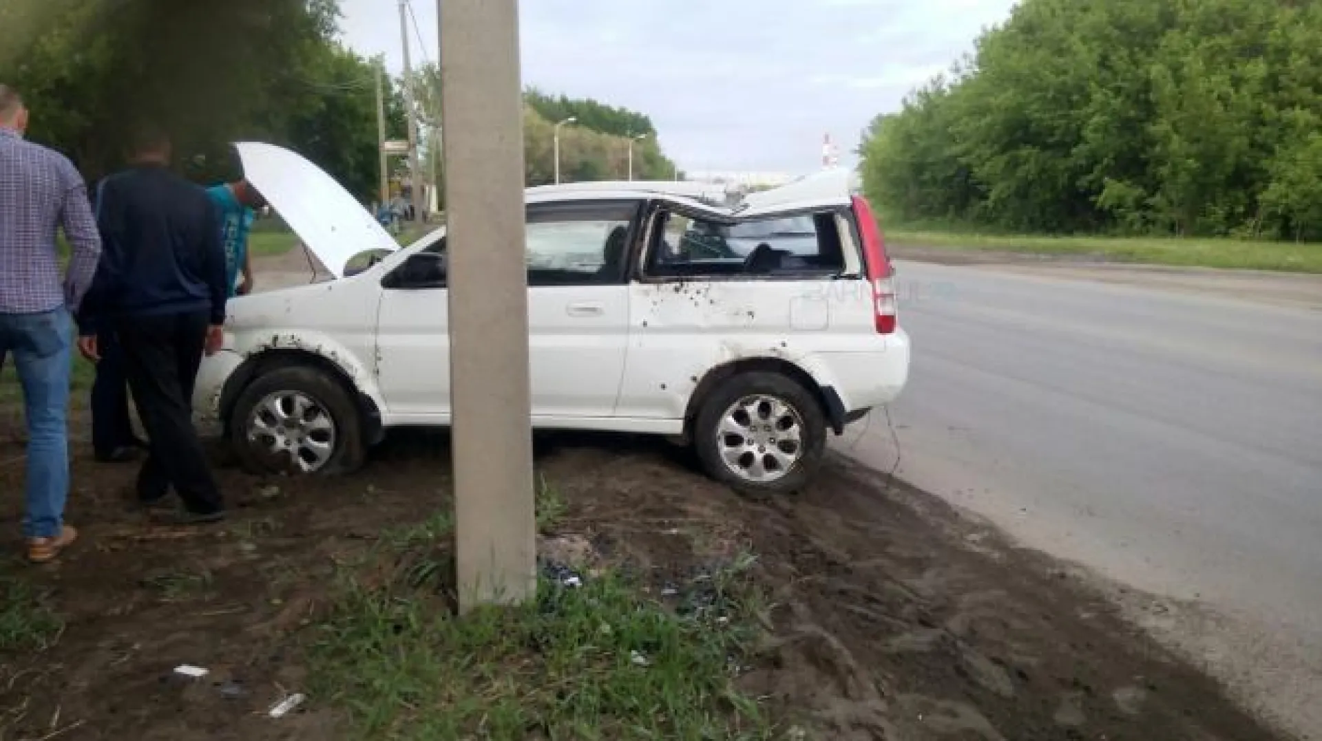 Автомобиль перевернулся после удара о столб в Барнауле