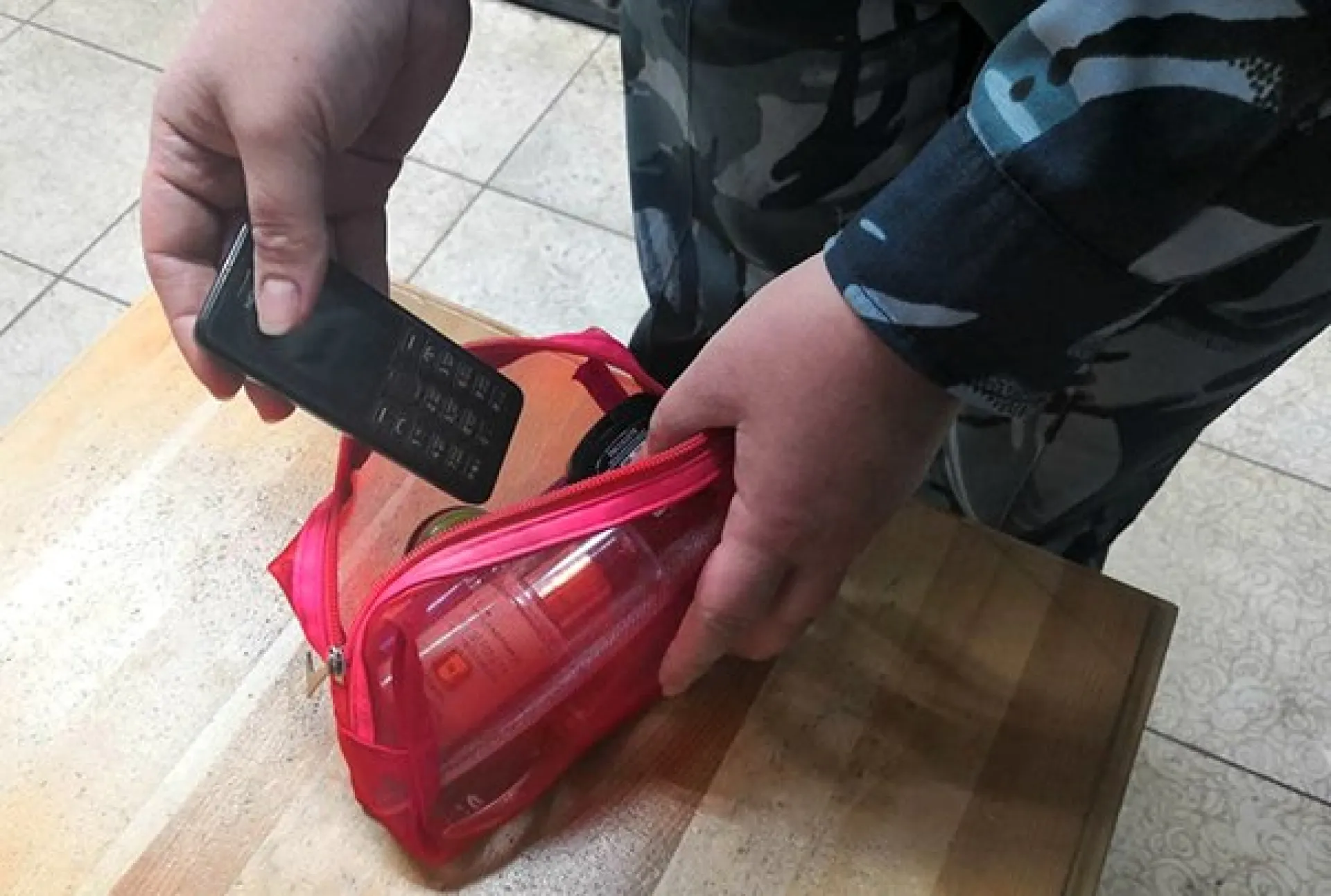 Женщина пыталась пронести запрещенный предмет в косметичке в колонию Алтайского края Женщина пыталась пронести запрещенный предмет в косметичке в колонию Алтайского края