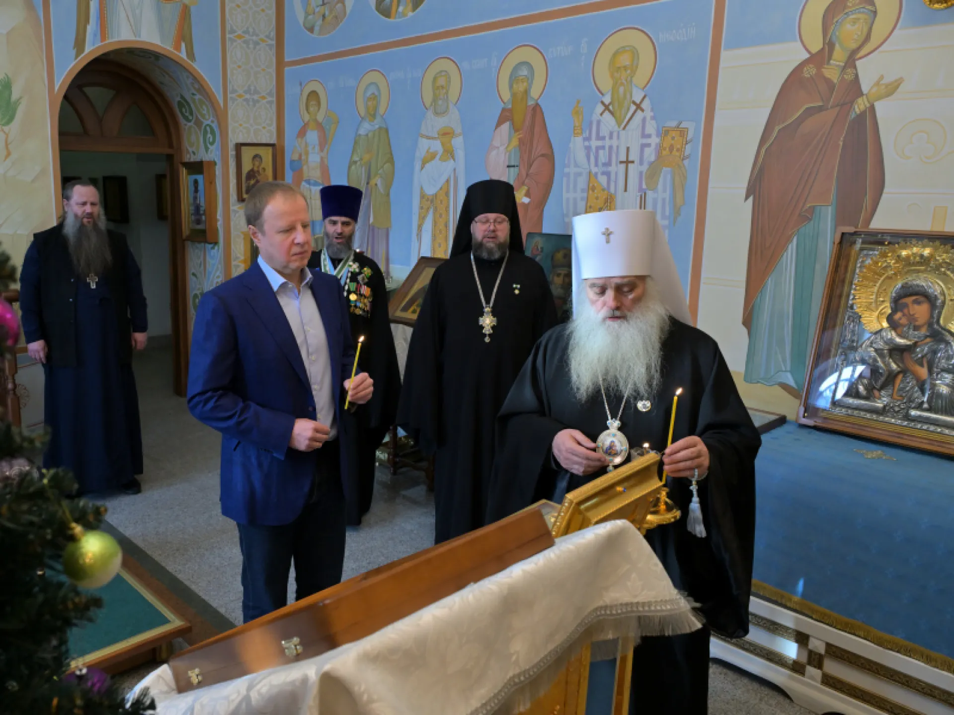 Губернатор Алтайского края Виктор Томенко и митрополит Барнаульский и Алтайский Сергий поздравили православных с Рождеством Христовым