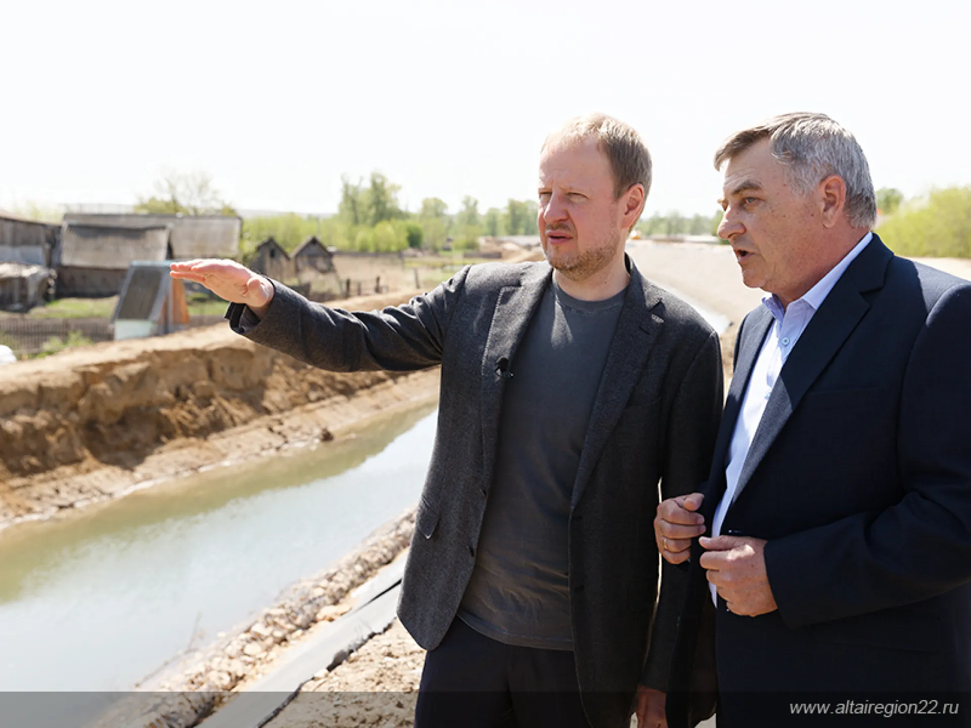 Виктор Томенко проинспектировал ход строительства защитной дамбы в Алтайском крае Виктор Томенко проинспектировал ход строительства защитной дамбы в Алтайском крае