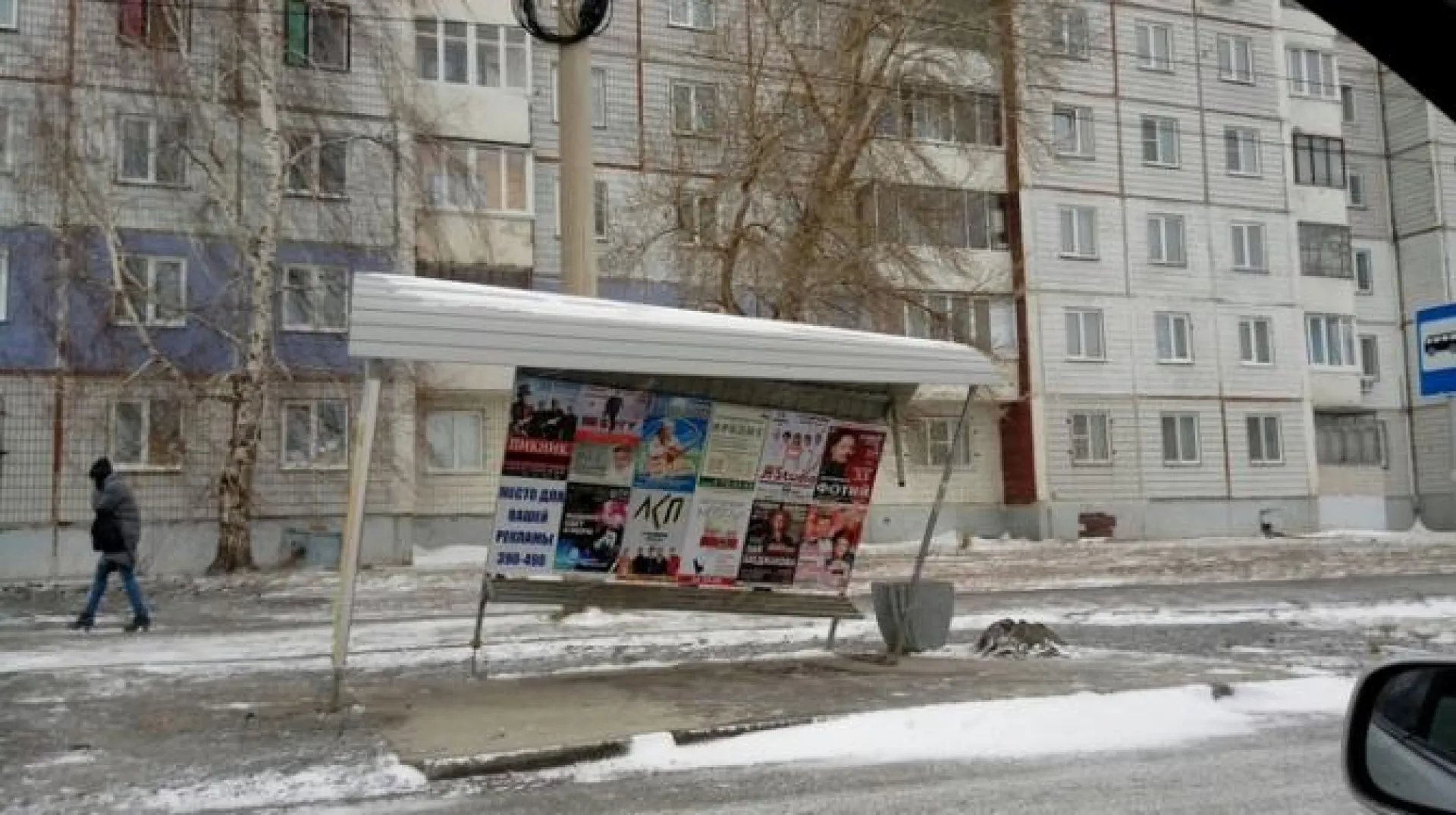 Автобусная остановка может упасть в Барнауле