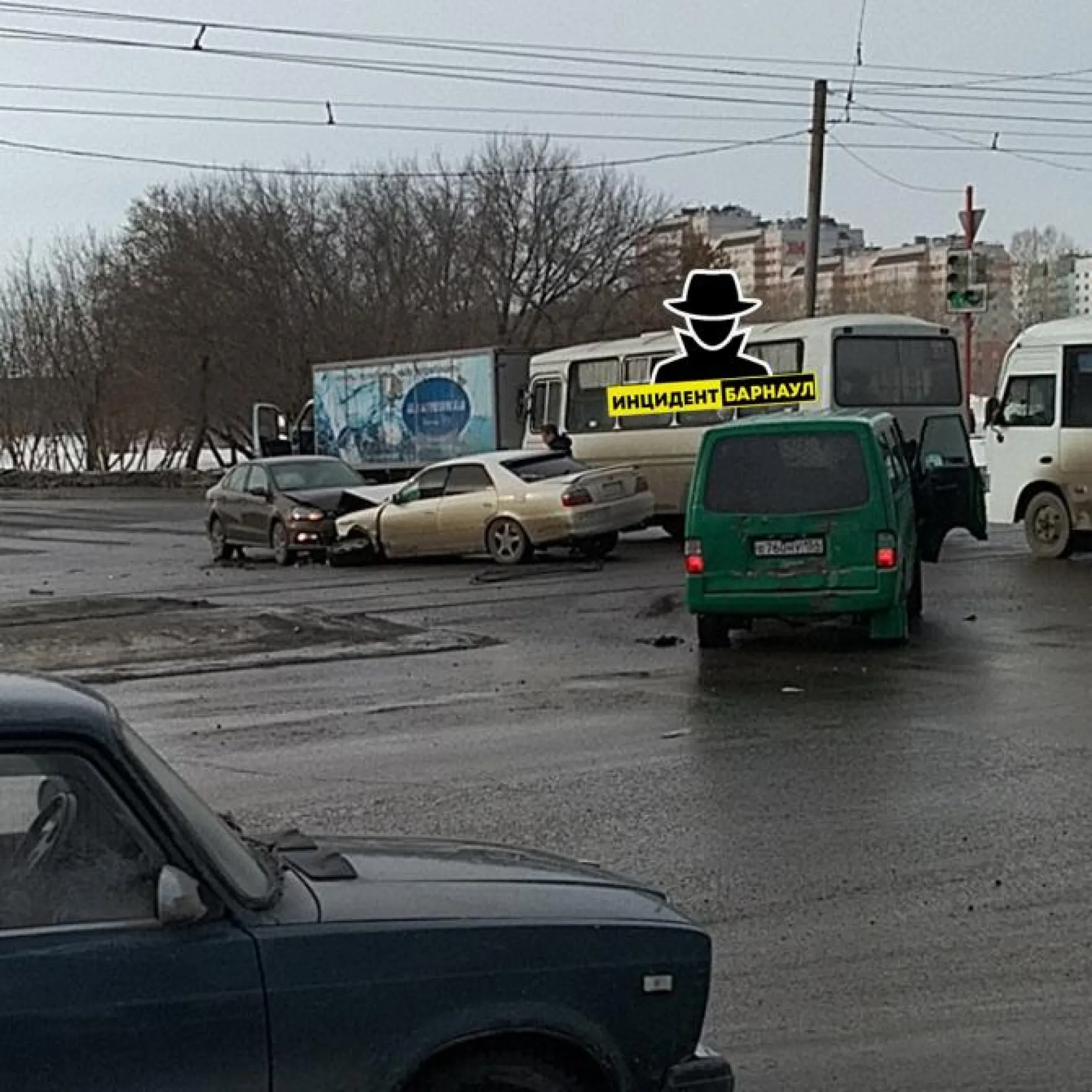 Массовое ДТП произошло на перекрестке в Барнауле