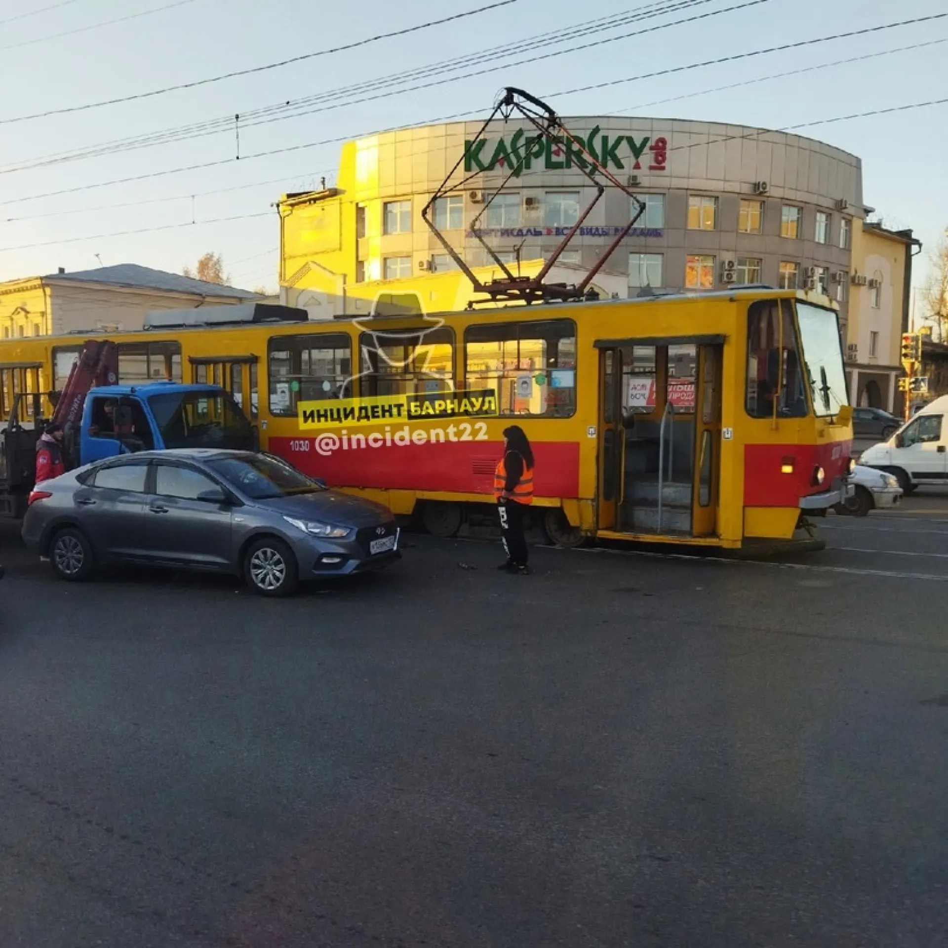Водитель КамАЗа умер за рулём: стали известны подробности ДТП на проспекте Красноармейском в Барнауле Водитель КамАЗа умер за рулём: стали известны подробности ДТП на проспекте Красноармейском в Барнауле
