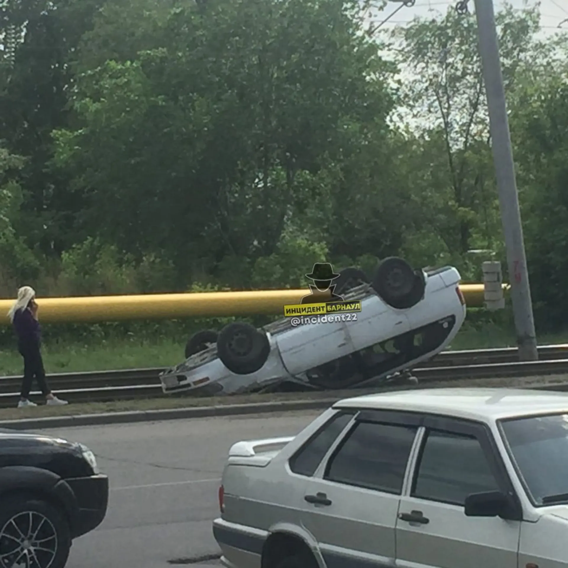Автомобиль опрокинулся на крышу в Барнауле Автомобиль опрокинулся на крышу в Барнауле