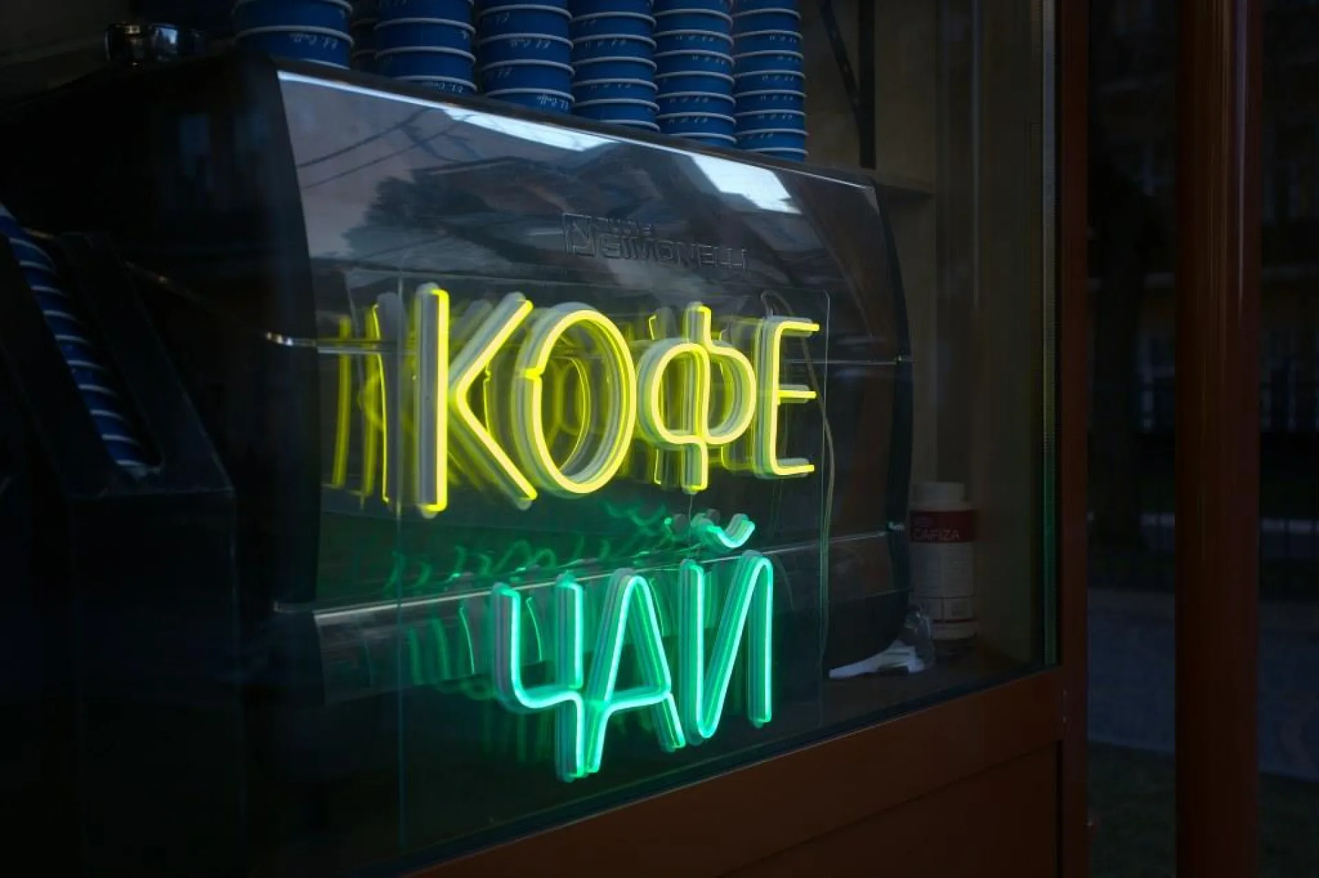 Никаких больше exit, open и coffee: в России запретили использовать английские слова в рекламах и вывесках