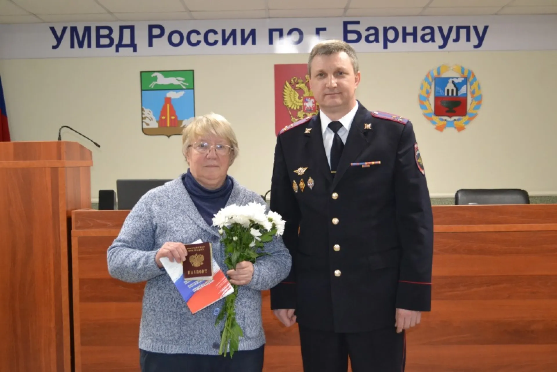 Жительнице ДНР вручили паспорт гражданина России в Алтайском крае