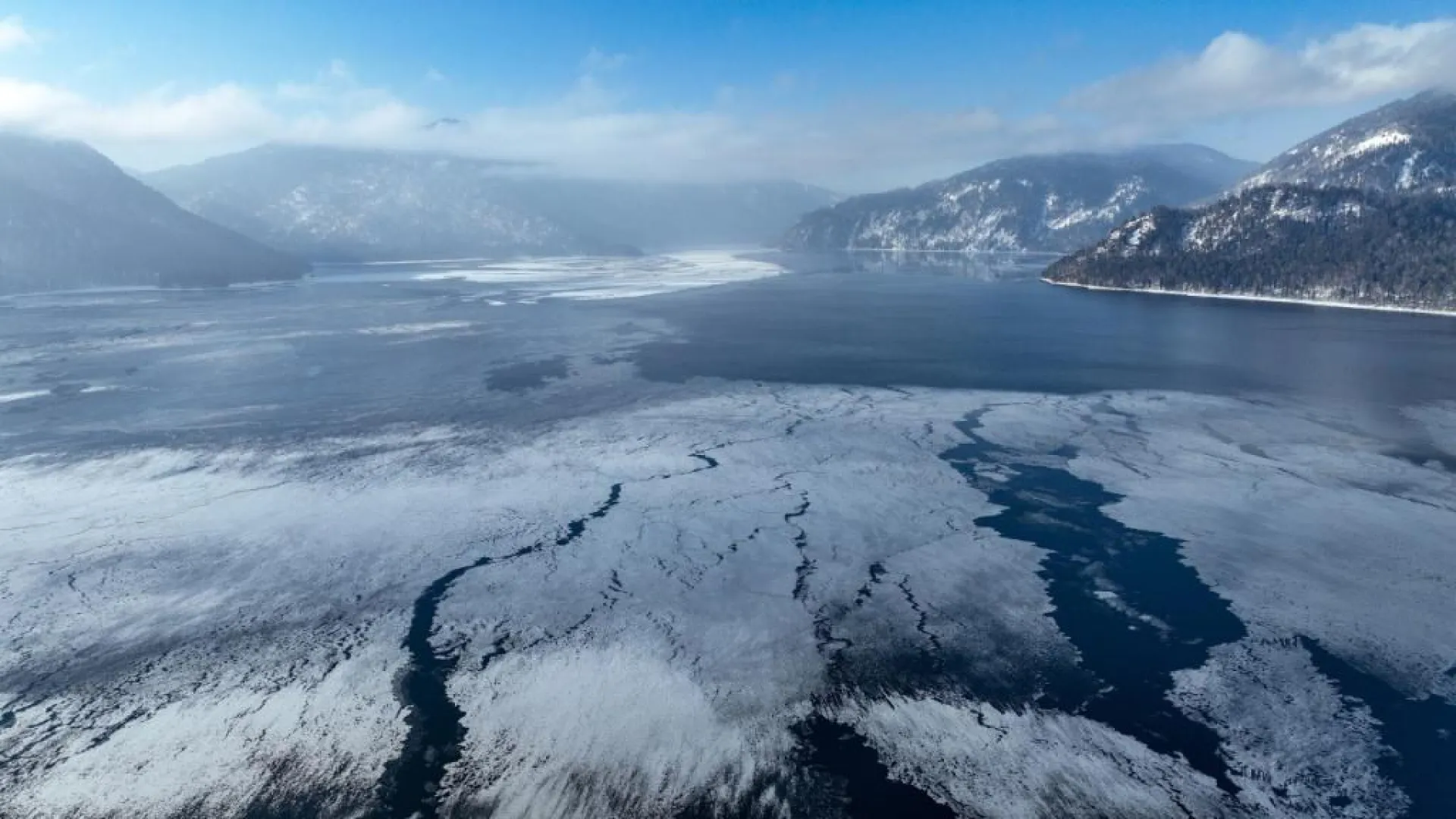 Телецкое озеро частично замёрзло