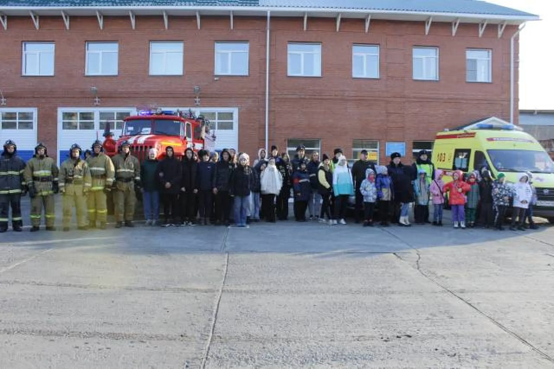 В Бийске сотрудники экстренных служб рассказали школьникам об особенностях своей работы В Бийске сотрудники экстренных служб рассказали школьникам об особенностях своей работы