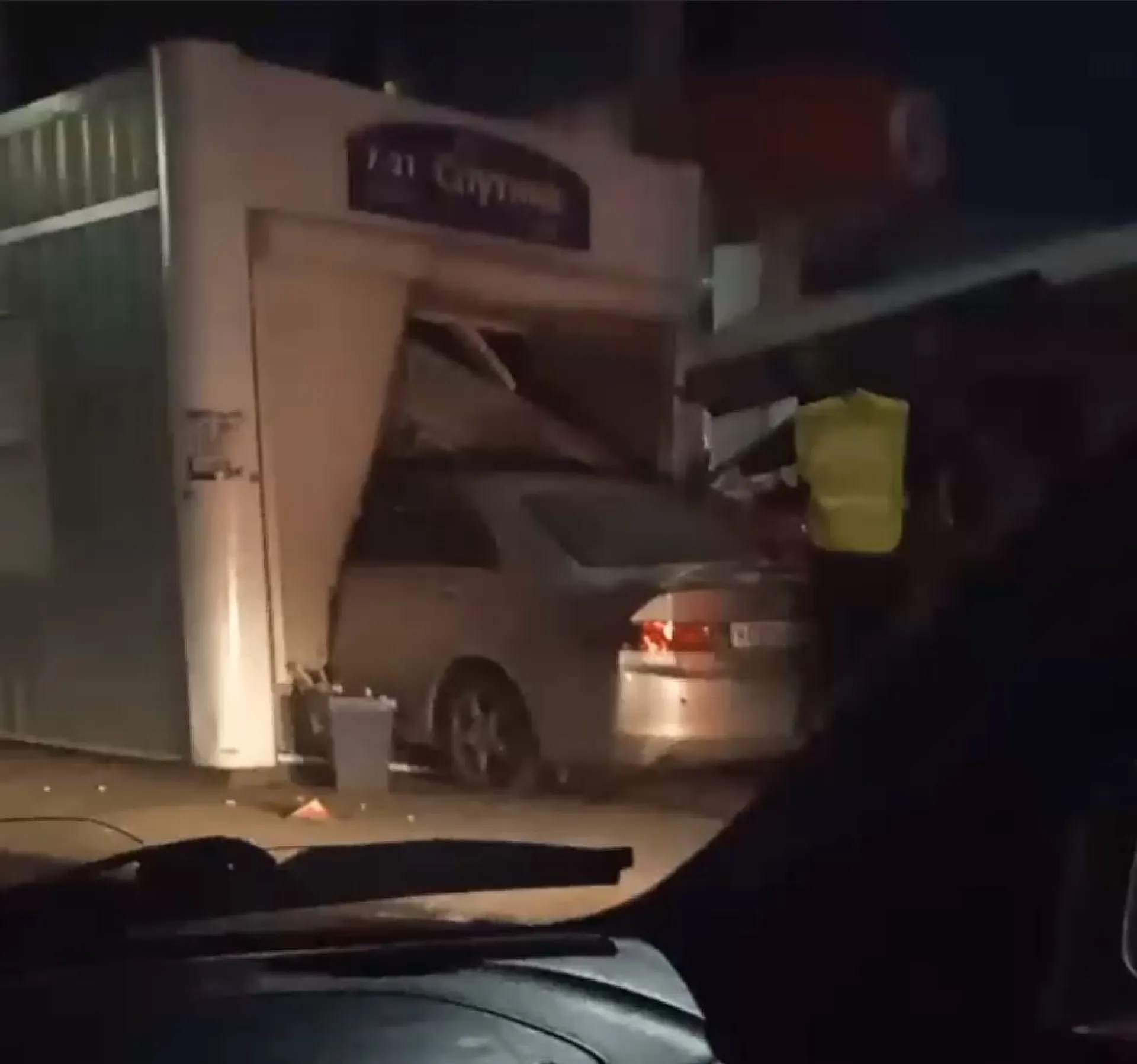 Легковушка протаранила киоск в Бийске