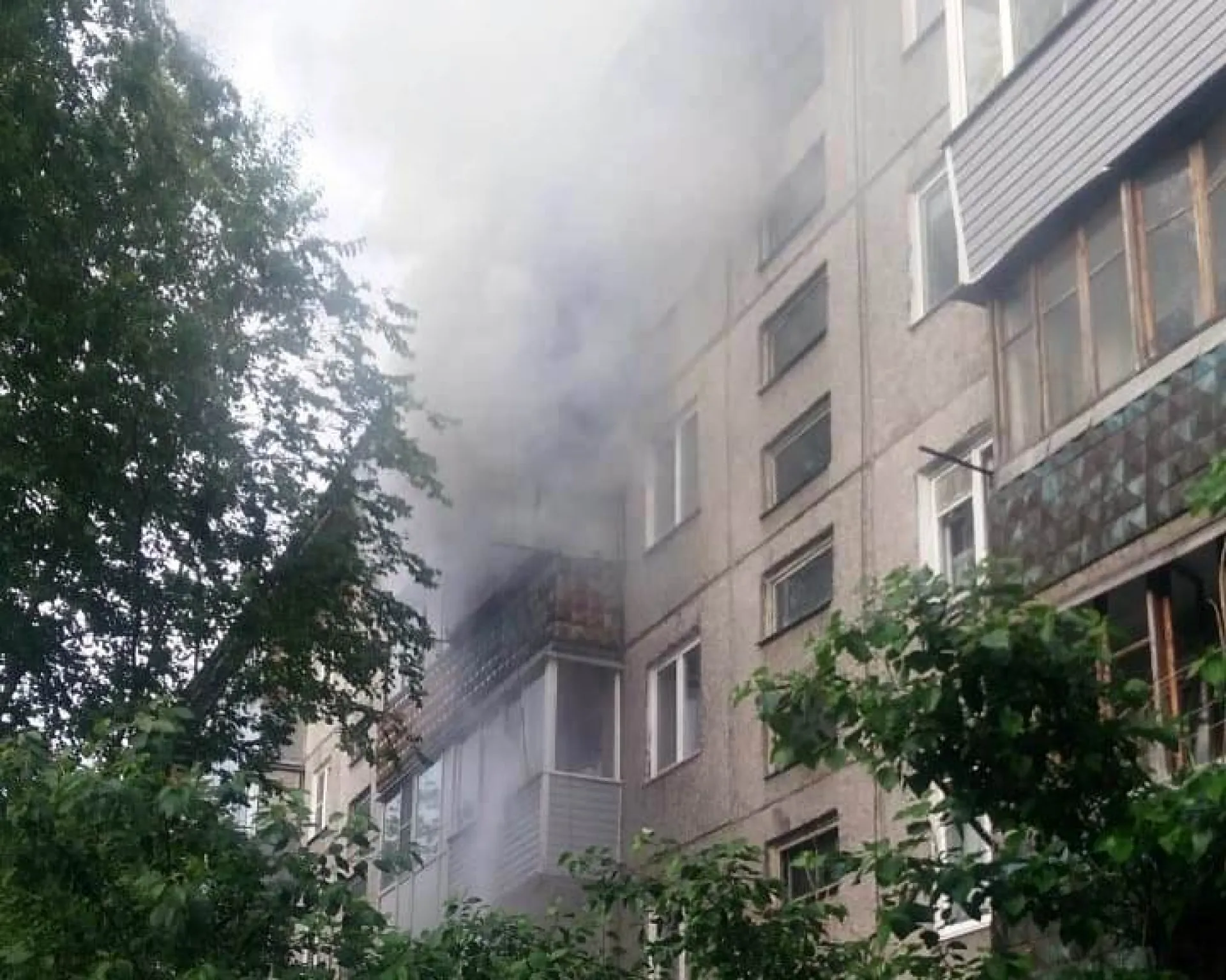 Пожарные спасли 18 человек во время пожара в Барнауле Пожарные спасли 18 человек во время пожара в Барнауле