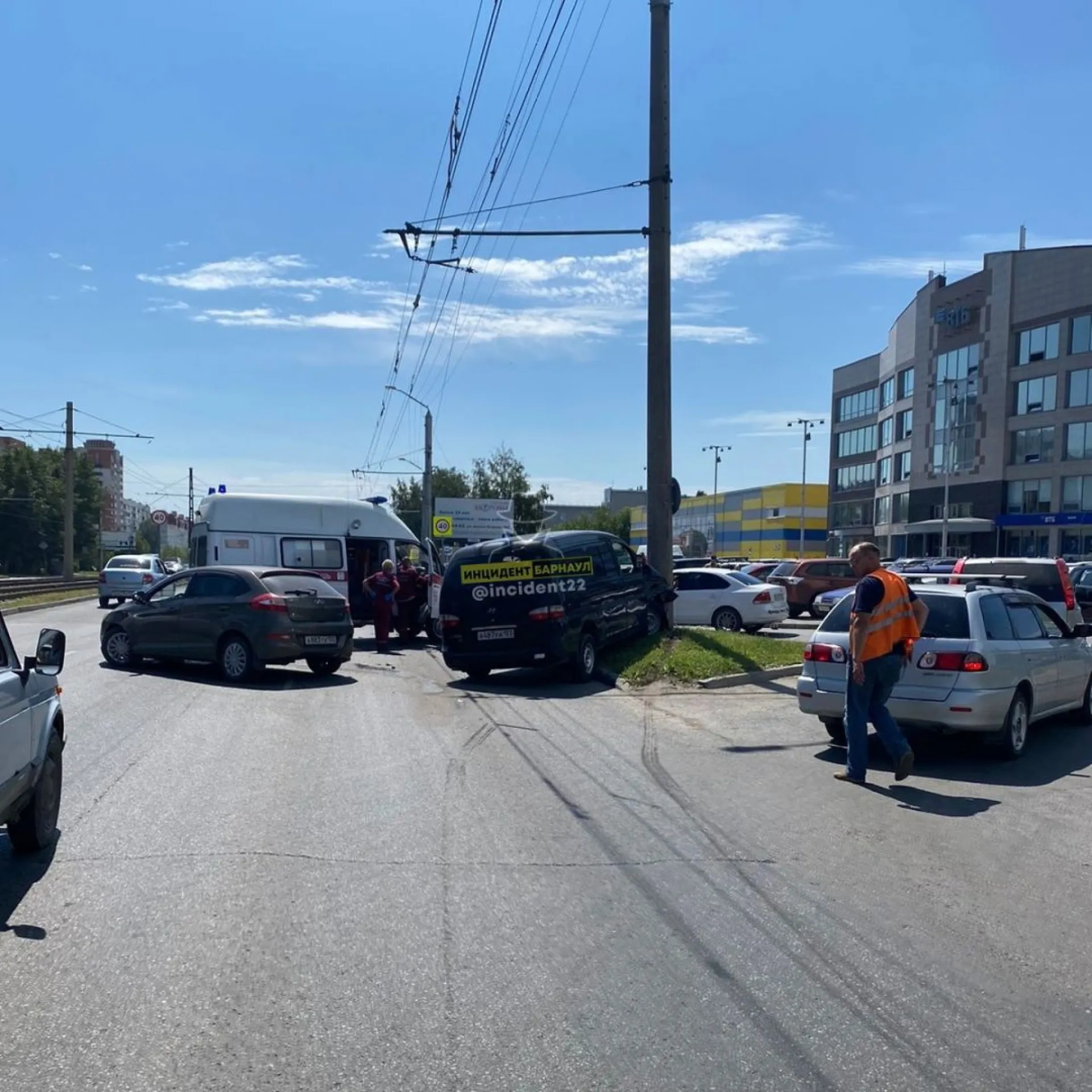 ДТП с фонарным столбом произошло в Барнауле