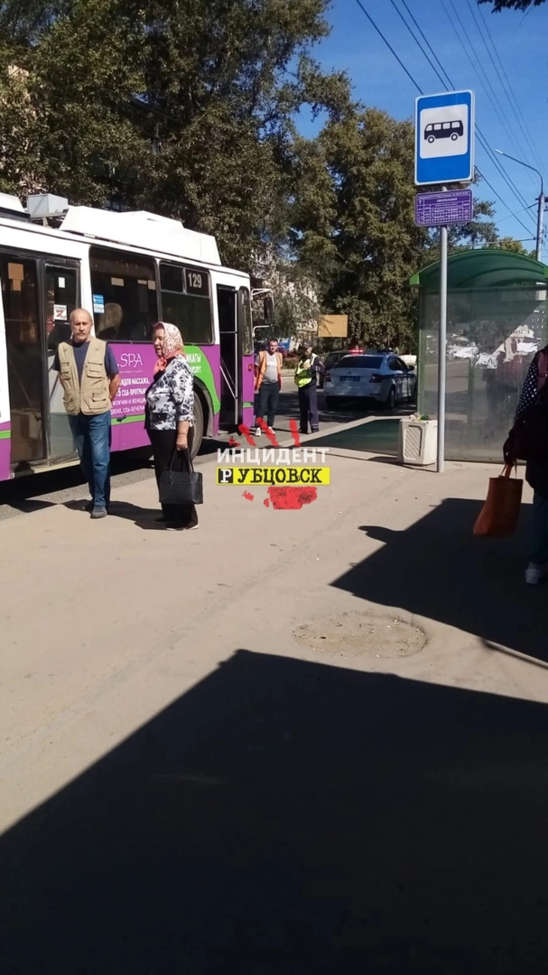 Пенсионерка выпала из троллейбуса в Алтайском крае