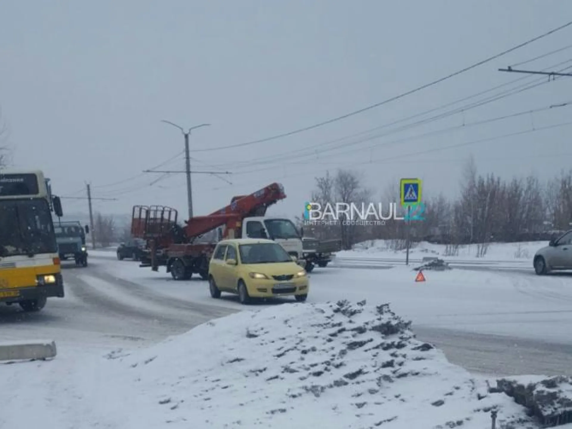 Автовышка столкнулась с двумя автомобилями в Барнауле