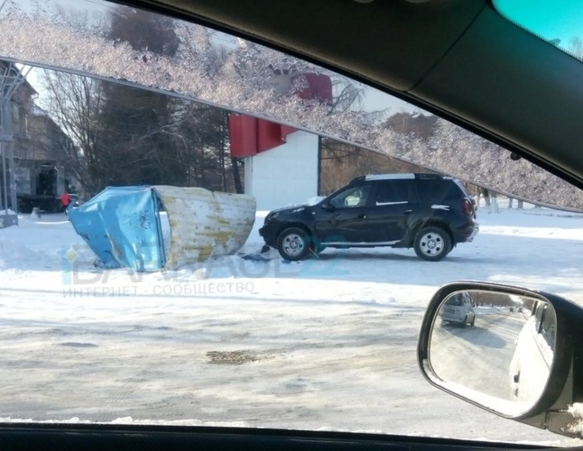 Автомобиль протаранил остановку в поселке Южном в Барнауле