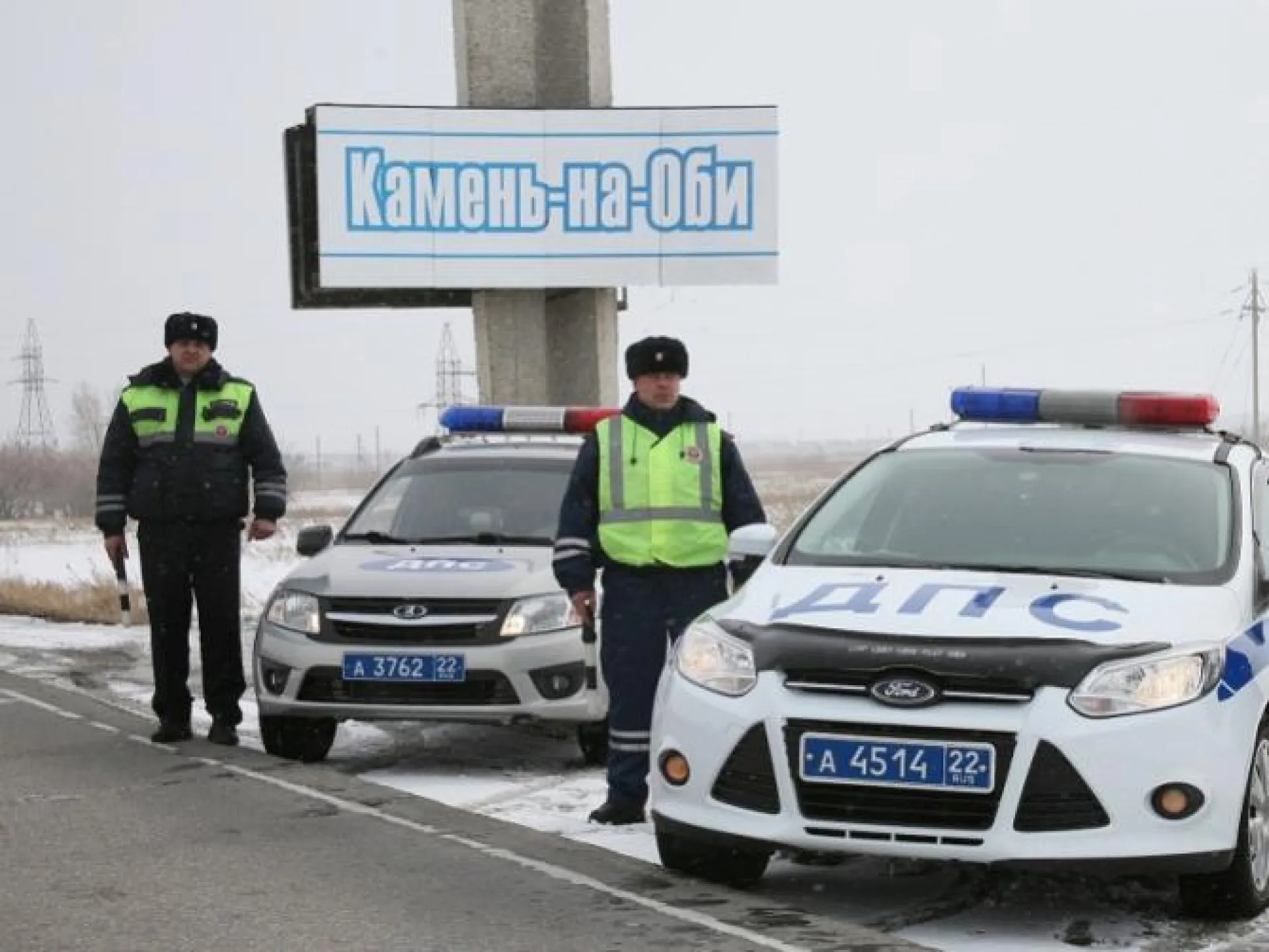 Полицейские помогли замерзающему на трассе водителю грузовика в Алтайском крае Полицейские помогли замерзающему на трассе водителю грузовика в Алтайском крае