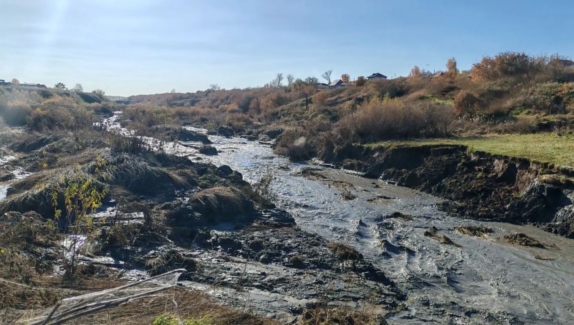  Кадры с места прорыва дамбы в селе Шелаболиха