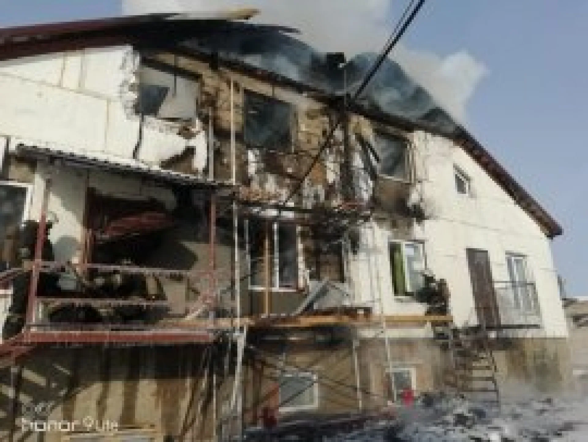 Жилой дом тушили 33 человека в Барнауле