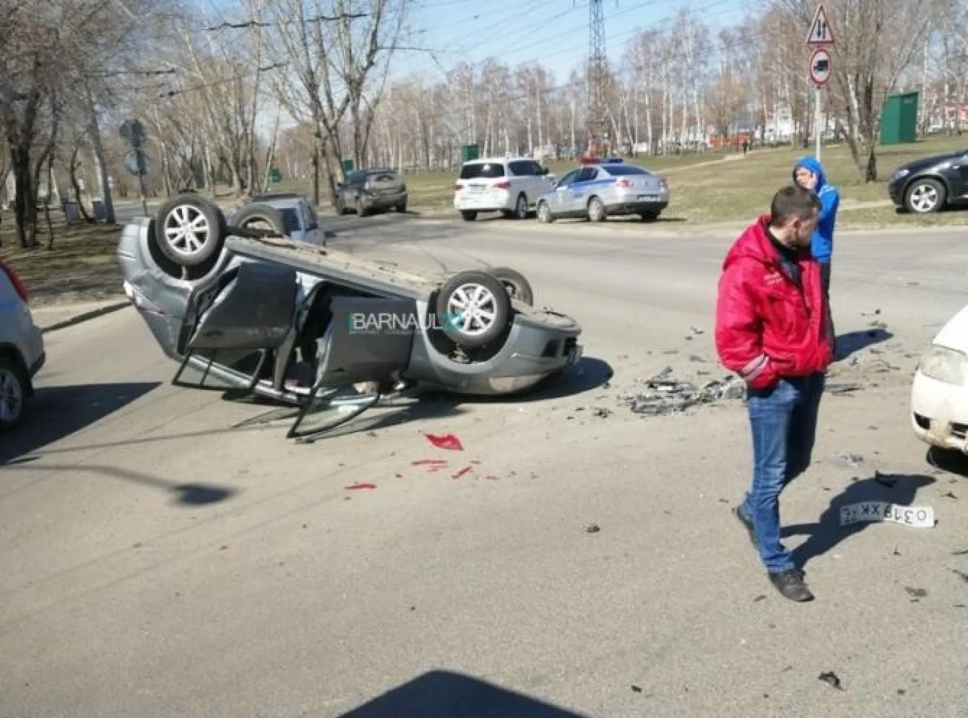 Автомобиль перевернулся на крышу в результате ДТП в Барнауле