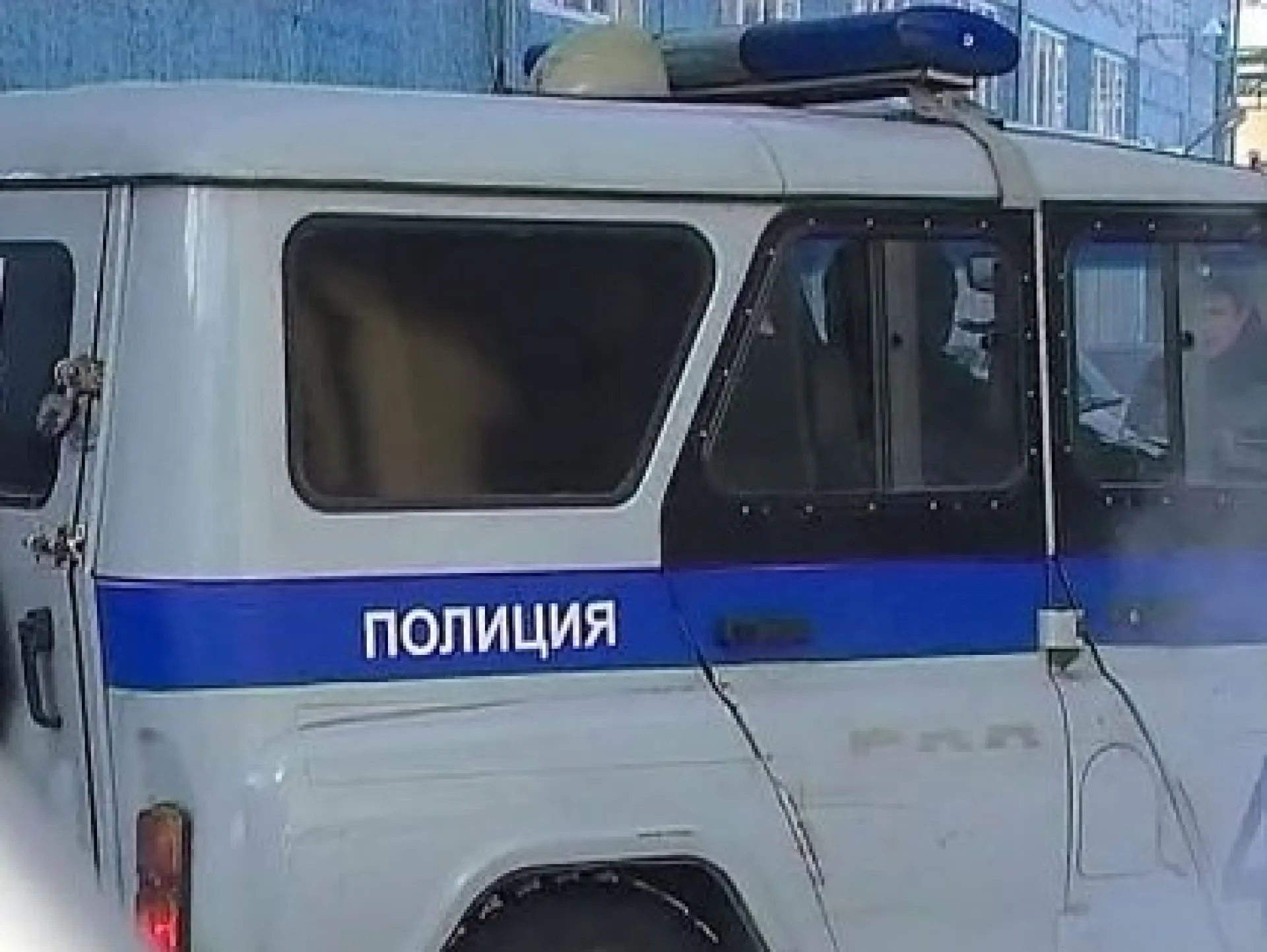 Полицейский пытался скормить задержанному телефон в Барнауле