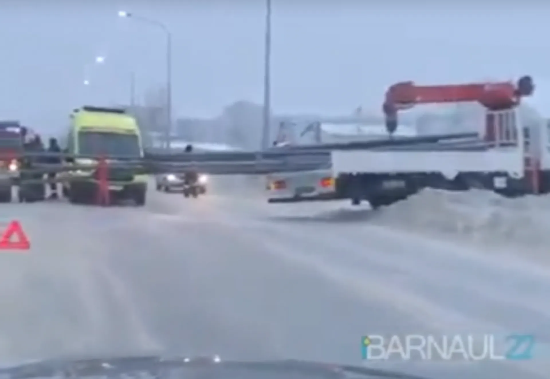 Грузовик разбил негабаритным грузом автомобиль в Барнауле