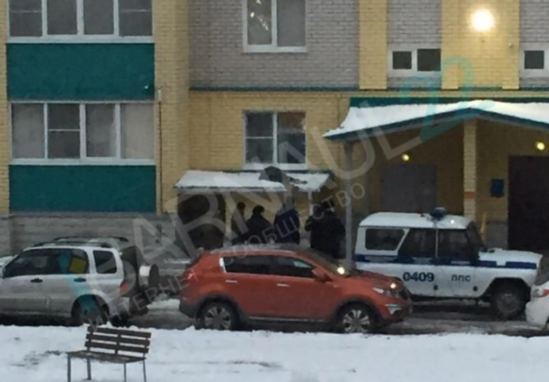 Очевидцы: человек выпал из окна многоэтажки в Барнауле Очевидцы: человек выпал из окна многоэтажки в Барнауле