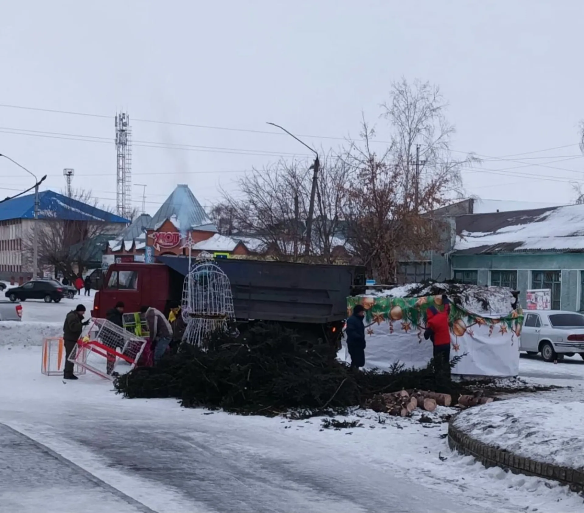 Штормовой ветер снёс новогоднюю ёлку в Каменском районе Штормовой ветер снёс новогоднюю ёлку в Каменском районе