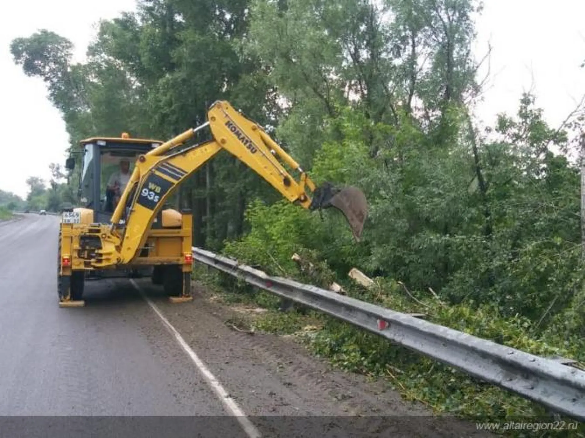 Дорожные службы устранили последствия урагана на въезде в Барнаул Дорожные службы устранили последствия урагана на въезде в Барнаул