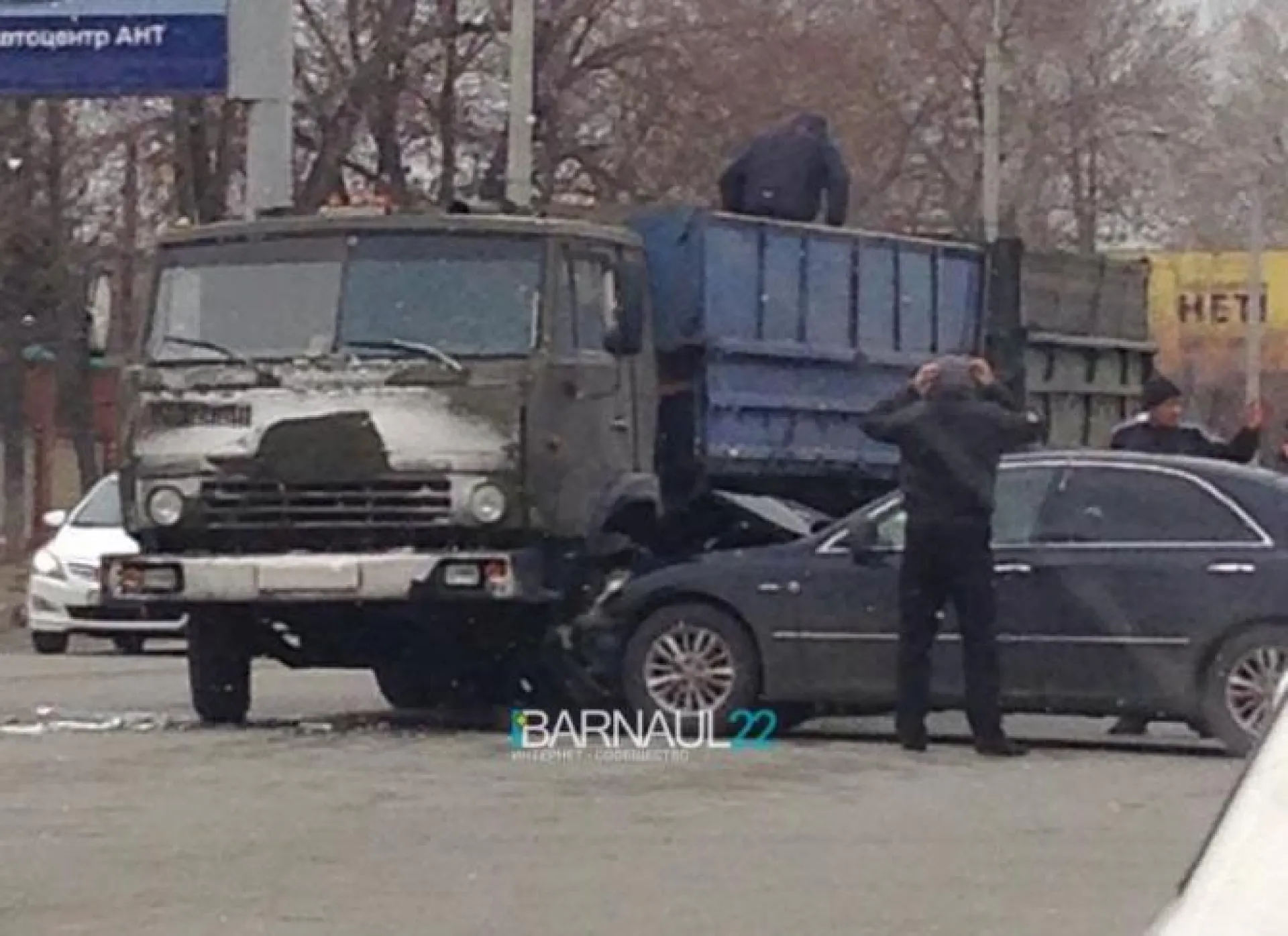 Легковушка попала под грузовик в Барнауле