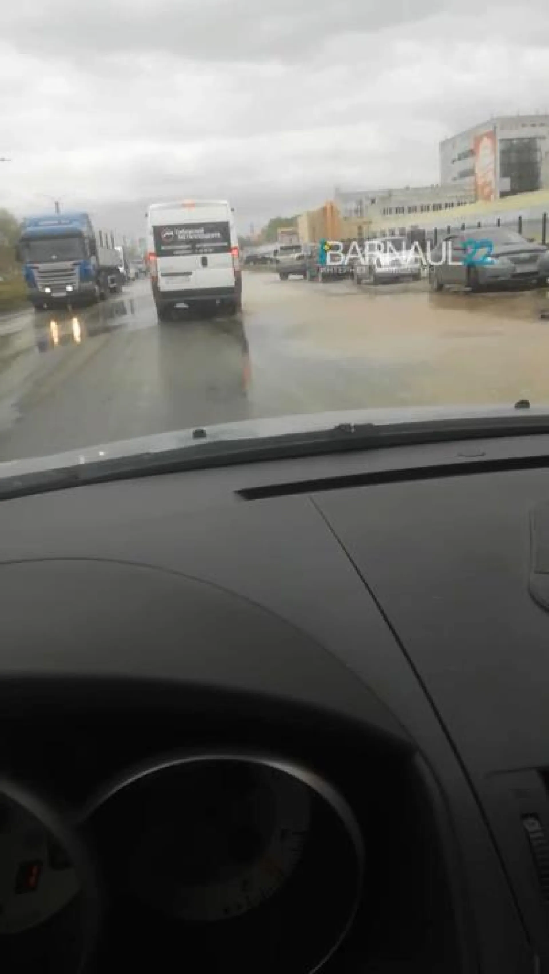 Соцсети: улицу затопило в Барнауле Соцсети: улицу затопило в Барнауле