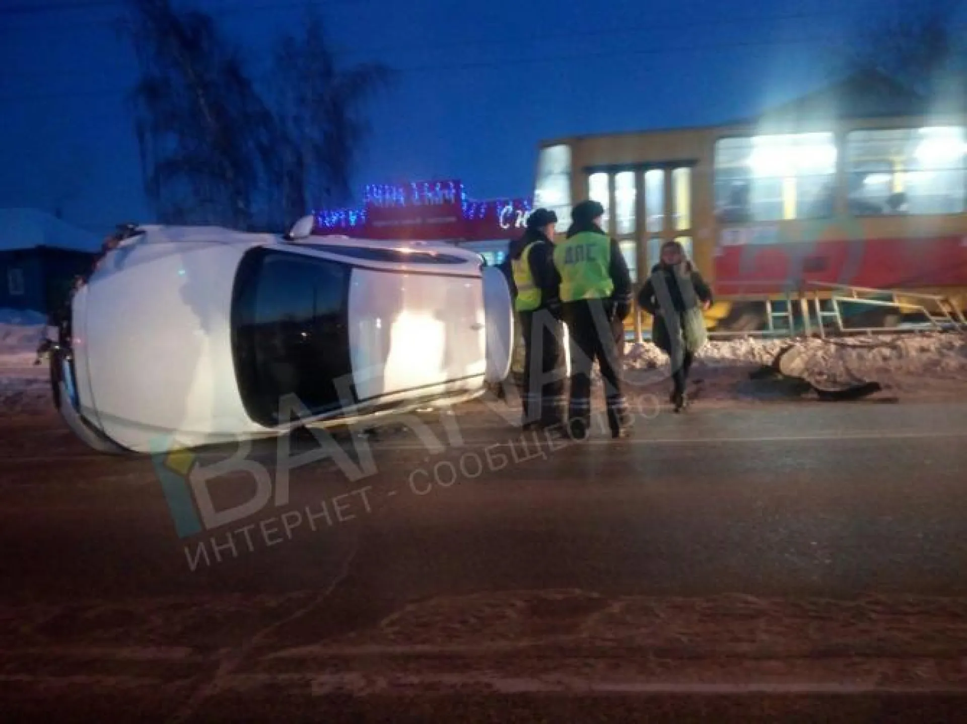 Автомобиль перевернулся набок в Барнауле