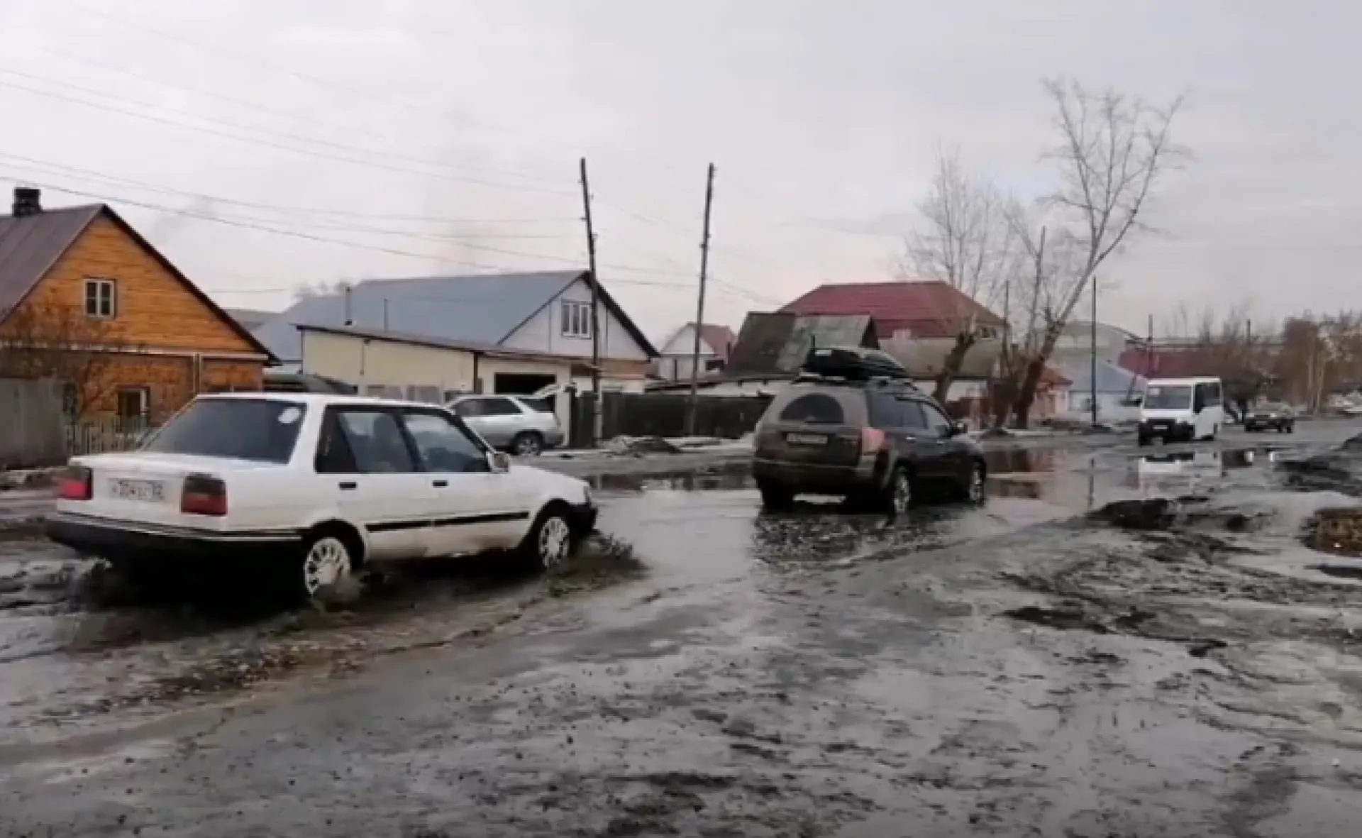 Видео: в Бийске с приходом весны растаяли дороги