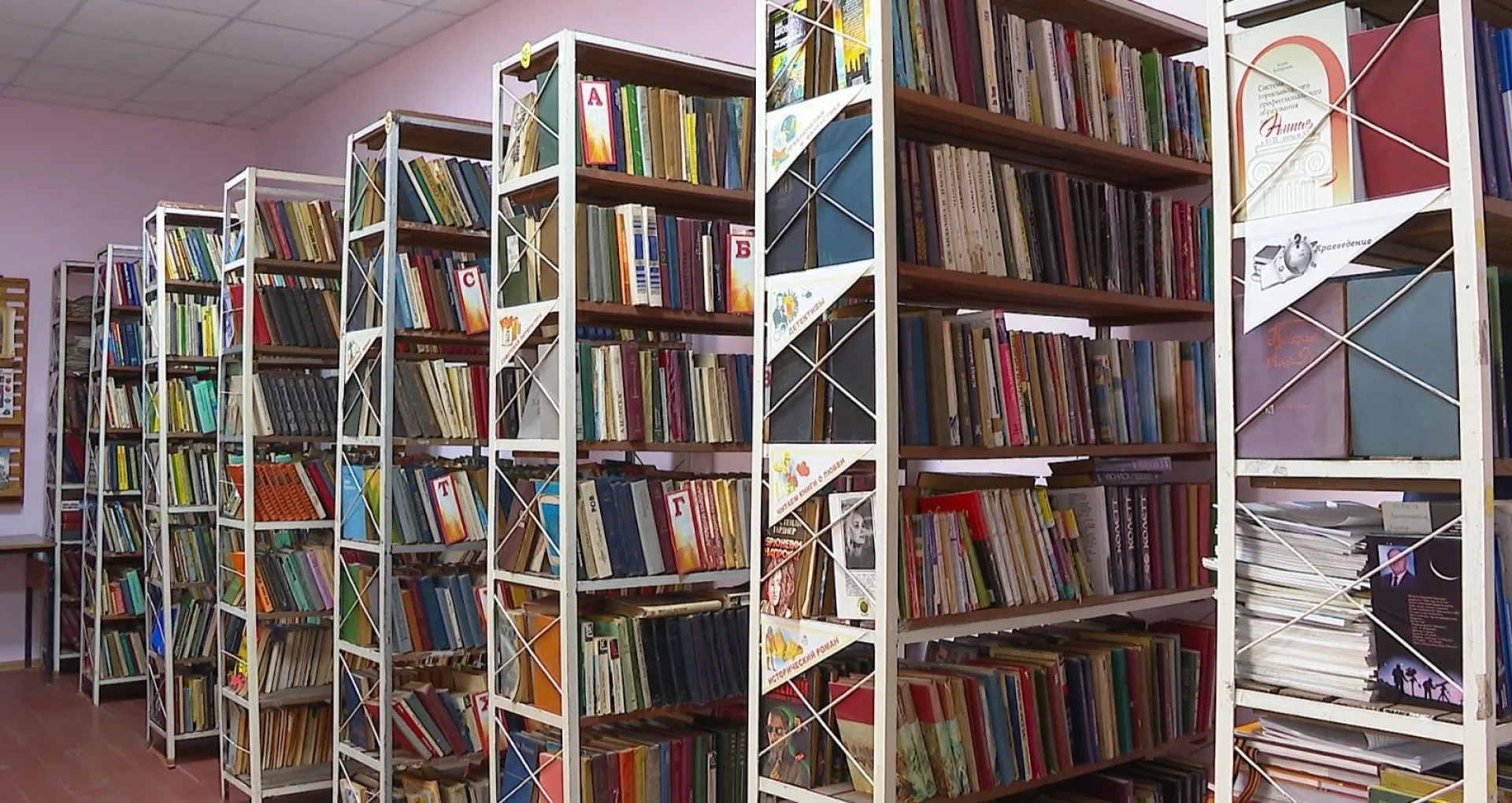 Самые популярные книги среди молодежи в 2022 году назвали в краевой библиотеке Шишкова