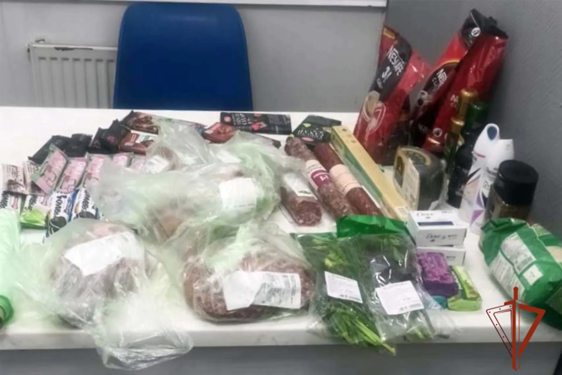 Бийчанин набрал продуктов на 10 тысяч рублей и решил незаметно покинуть супермаркет
